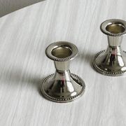 Paire de petits bougeoirs en métal léger