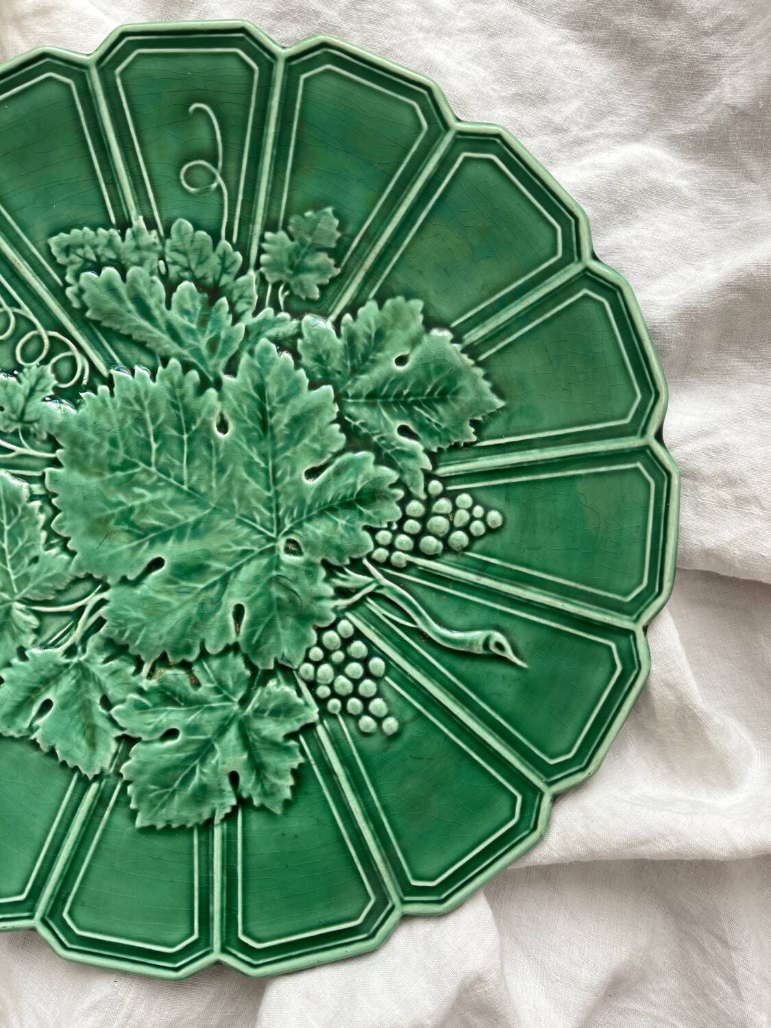 Round dish in Sarreguemines vine leaf slip