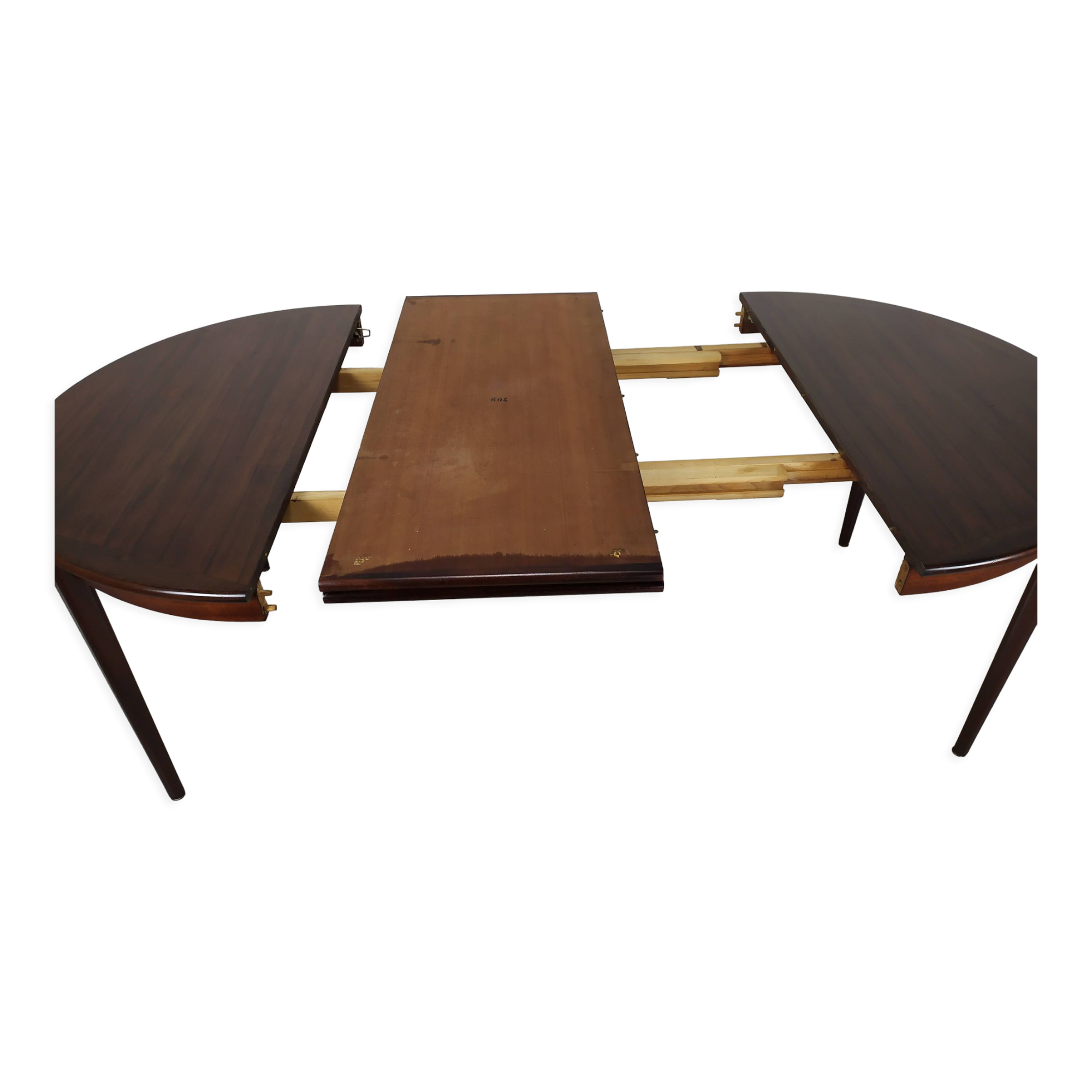 Scandinavian extendable table