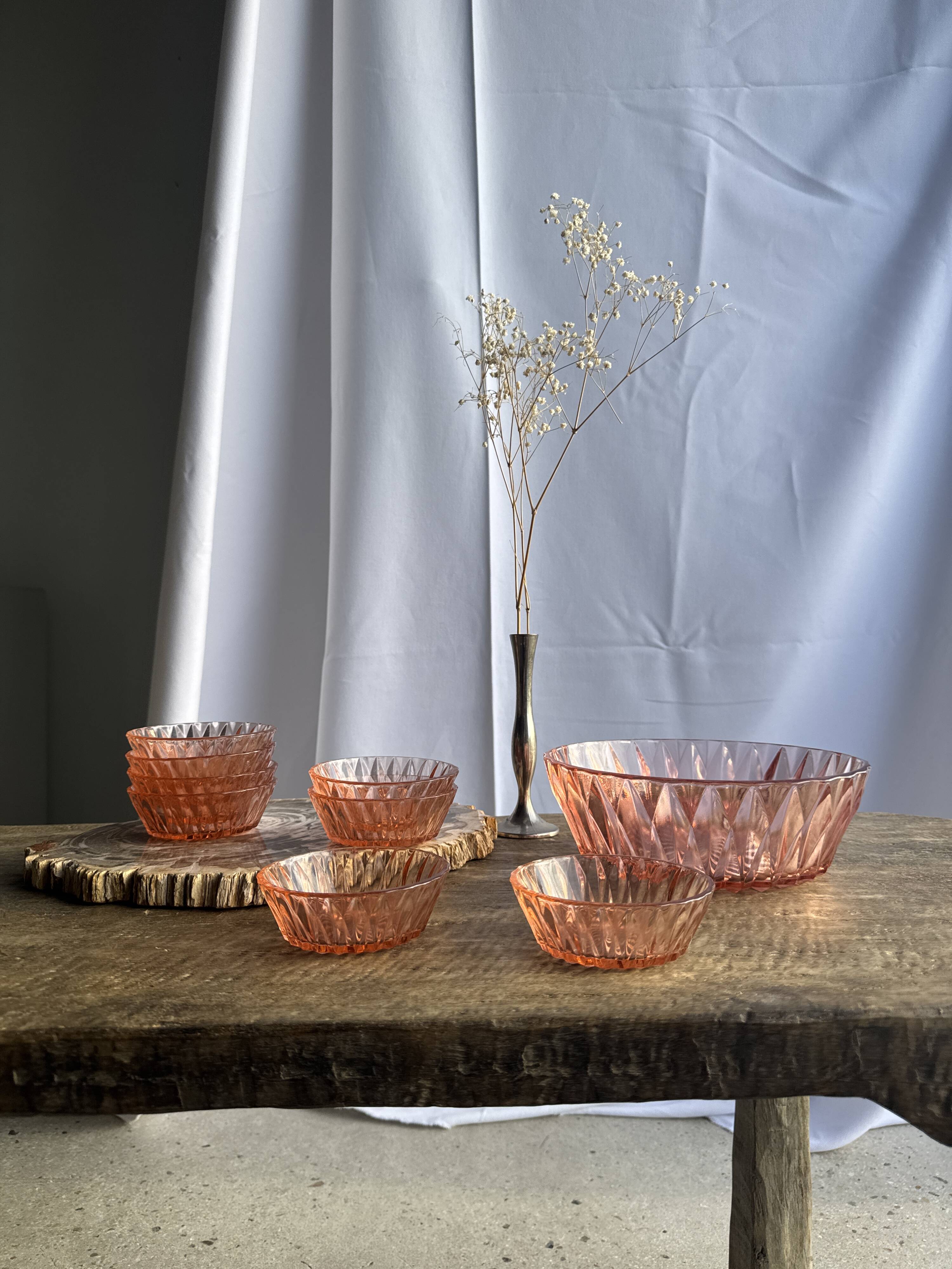 Service en verre rose vintage composé d'un saladier et de 8 coupelles
