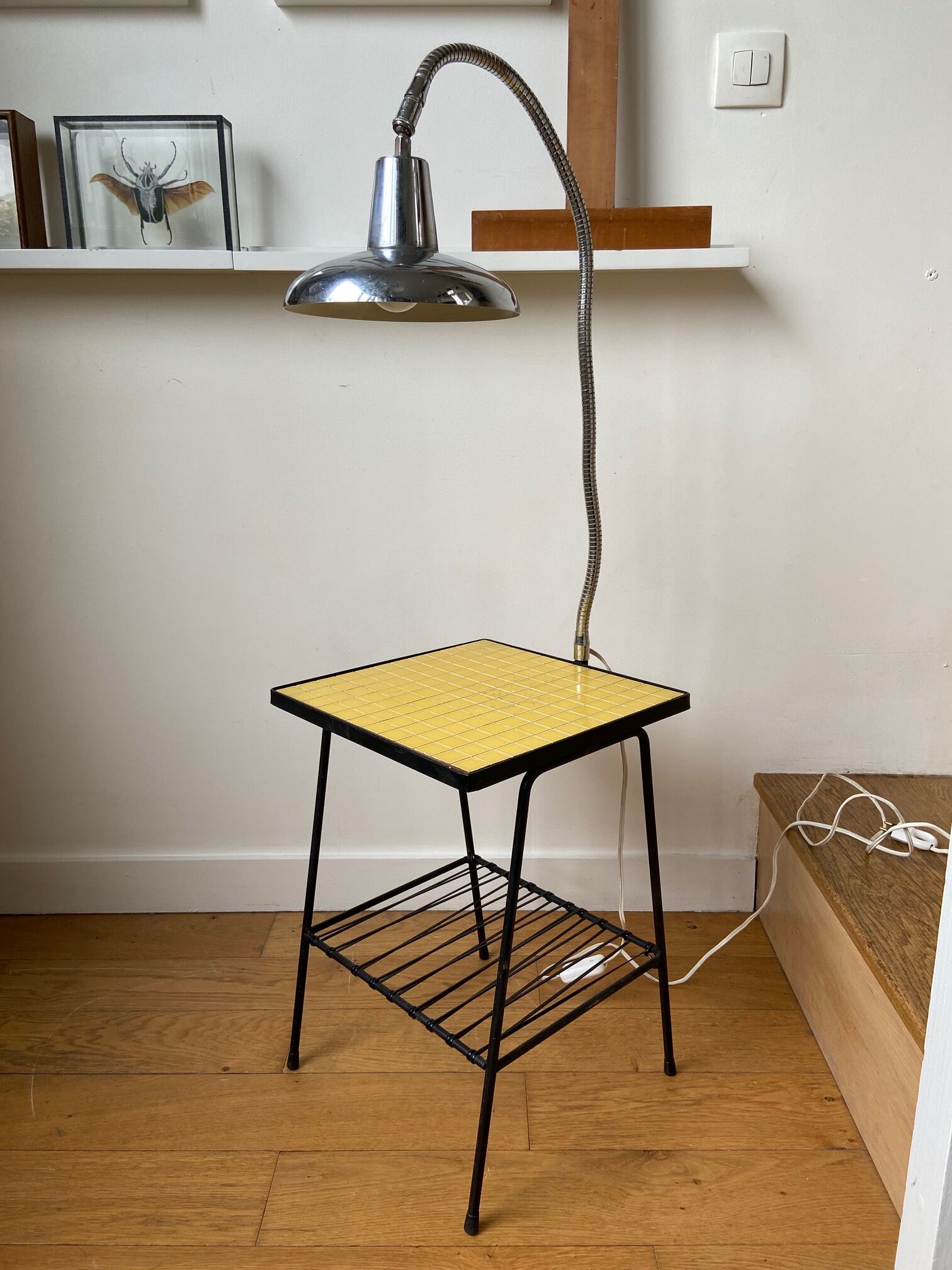Metal bedside table, scoubidou and chrome lamp