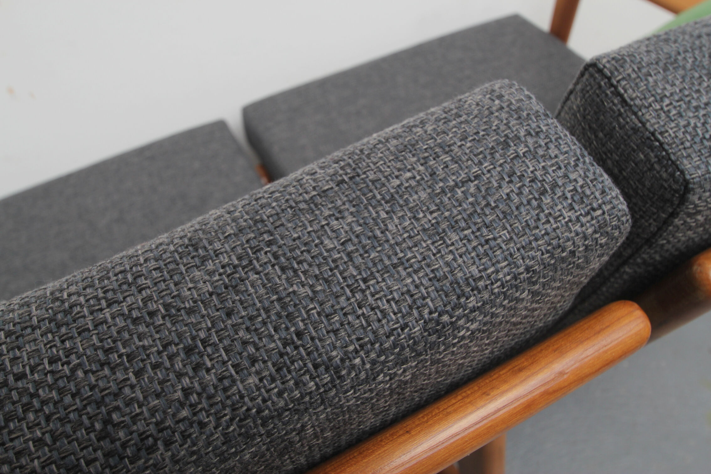 Canapé des années 1960 en bois de cerisier, restauré