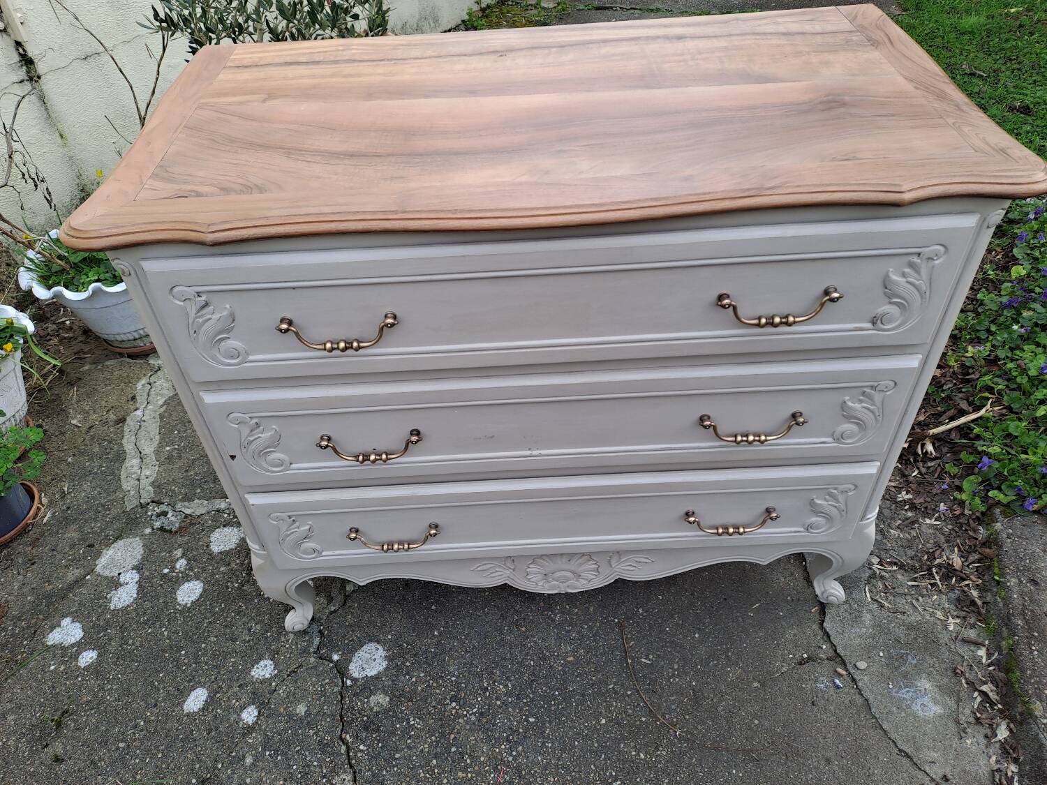 Commode de style louis xv  peinte