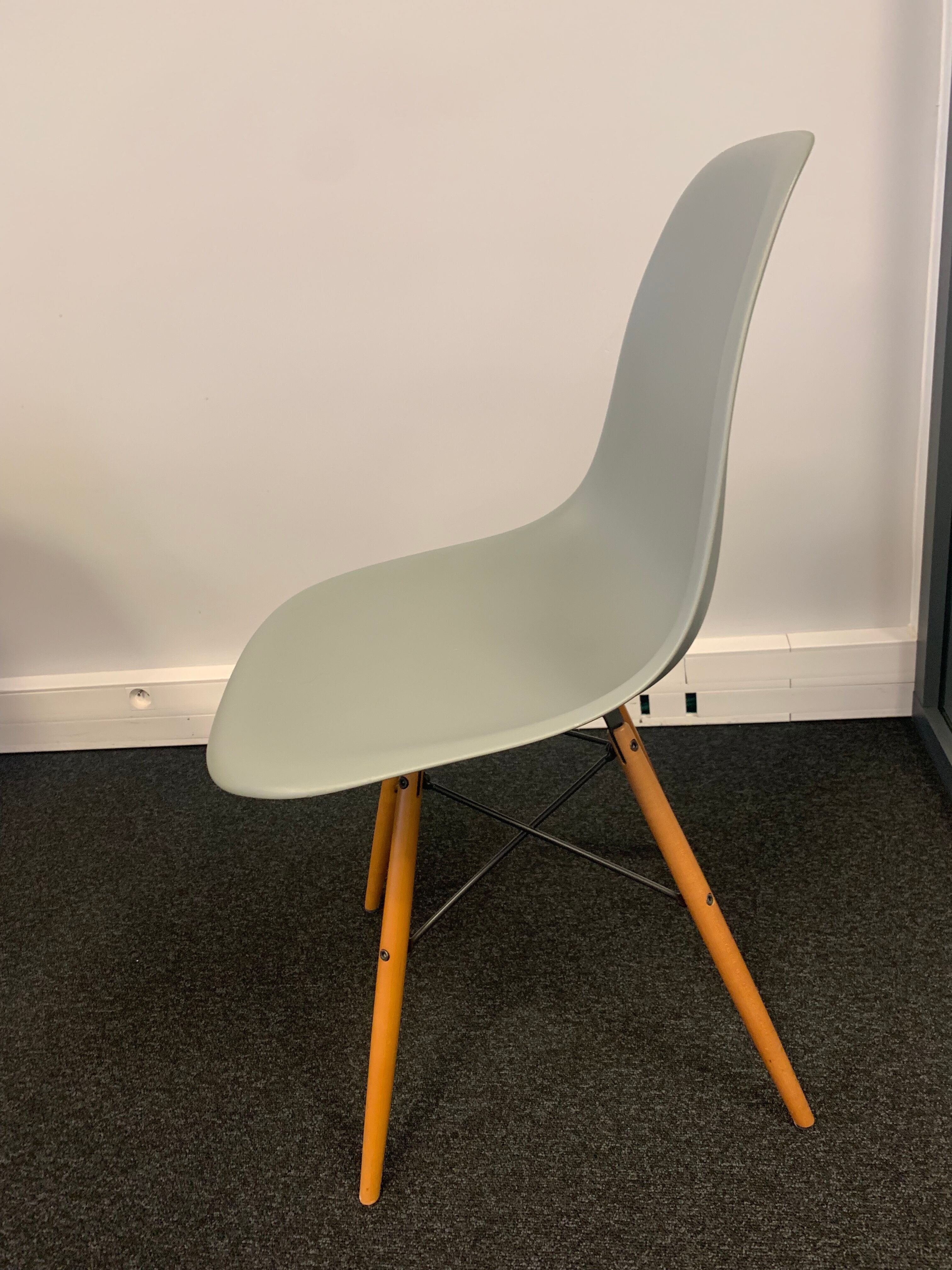 Chaise DSW par Charles & Ray Eames, Vitra (gris clair)