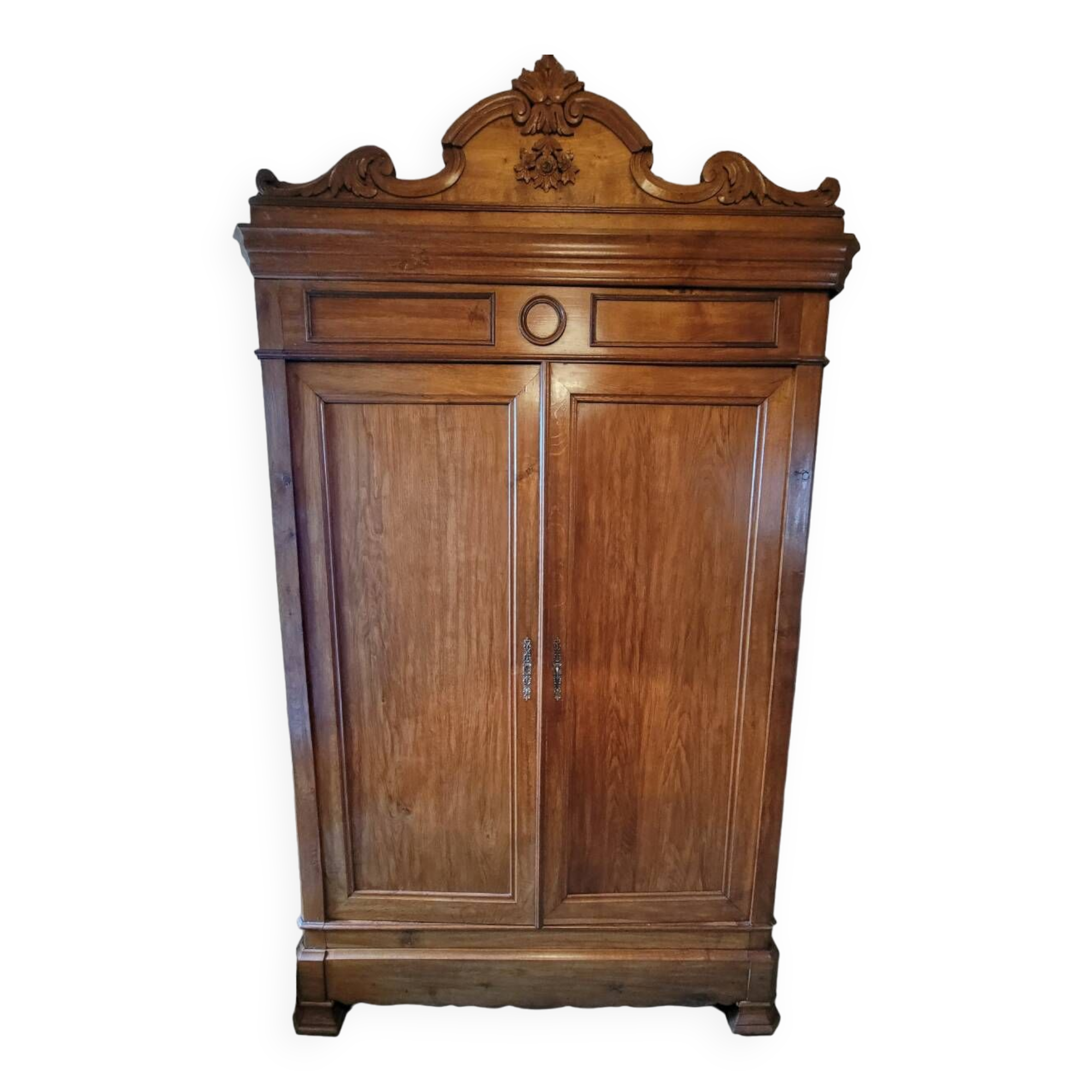 Armoire ancienne à corniche sculptée