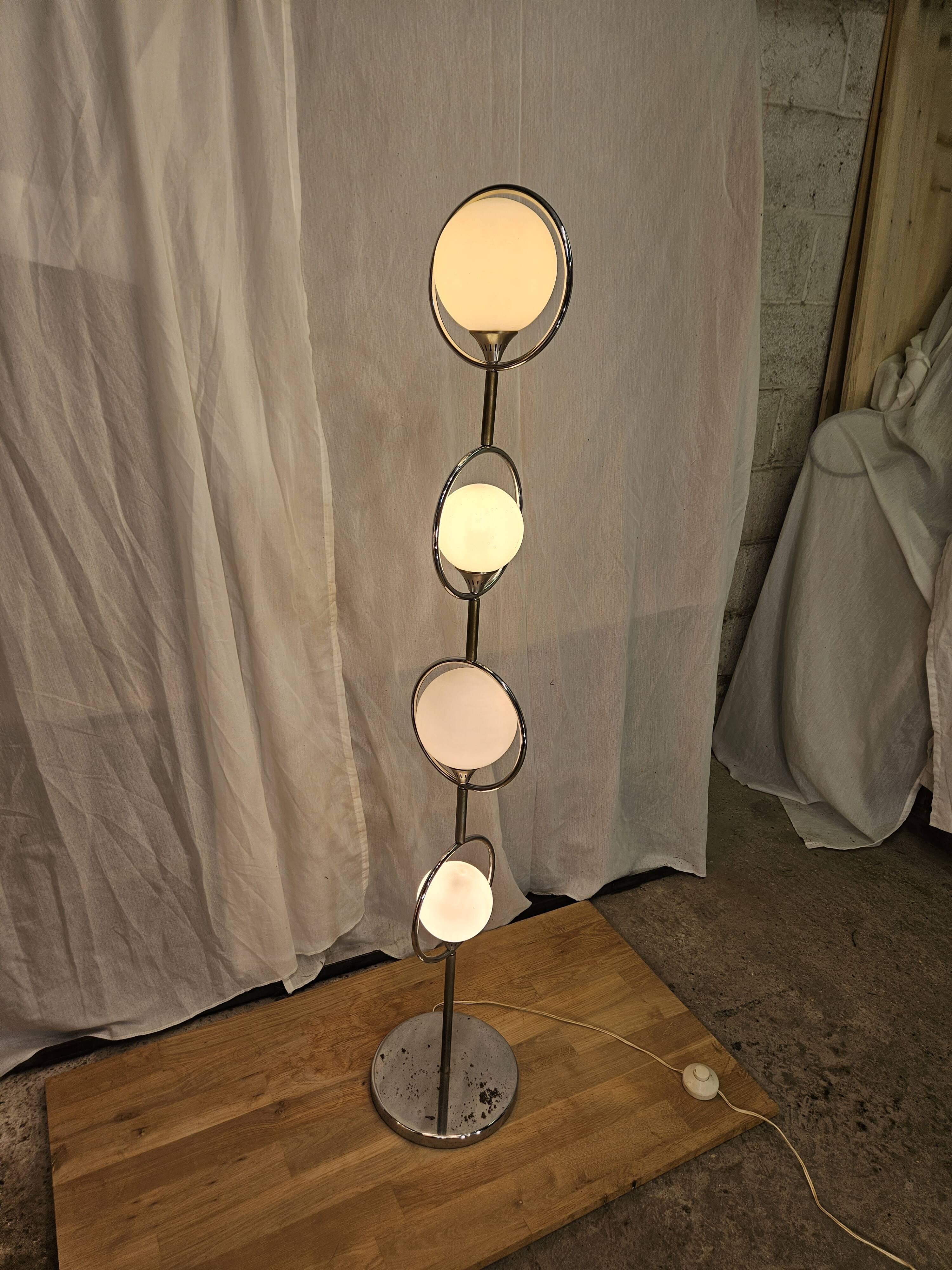 Italian design globe floor lamp 1970
