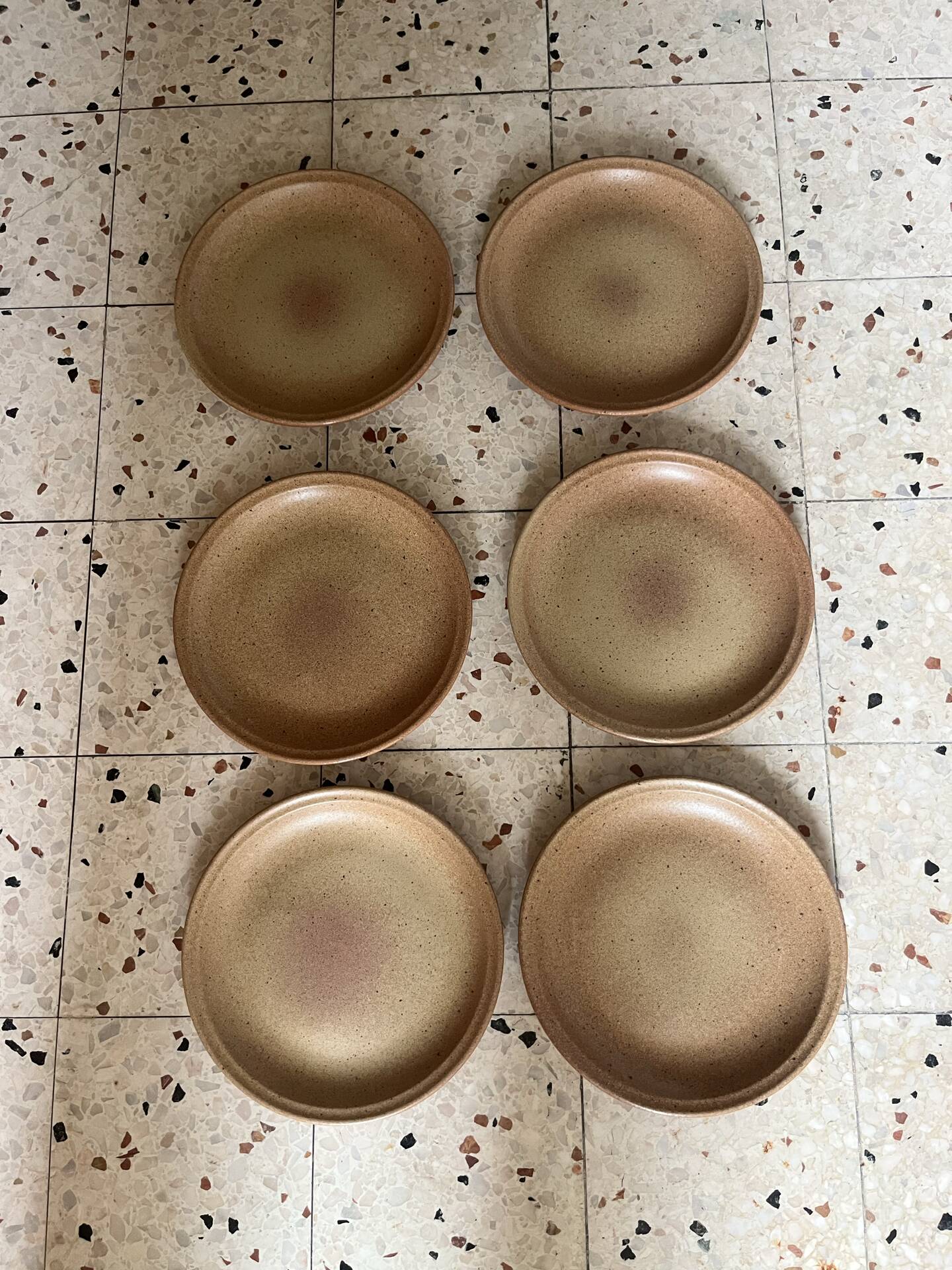 6 flat plates in stoneware