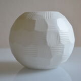 Vase boule à engobe laiteuse