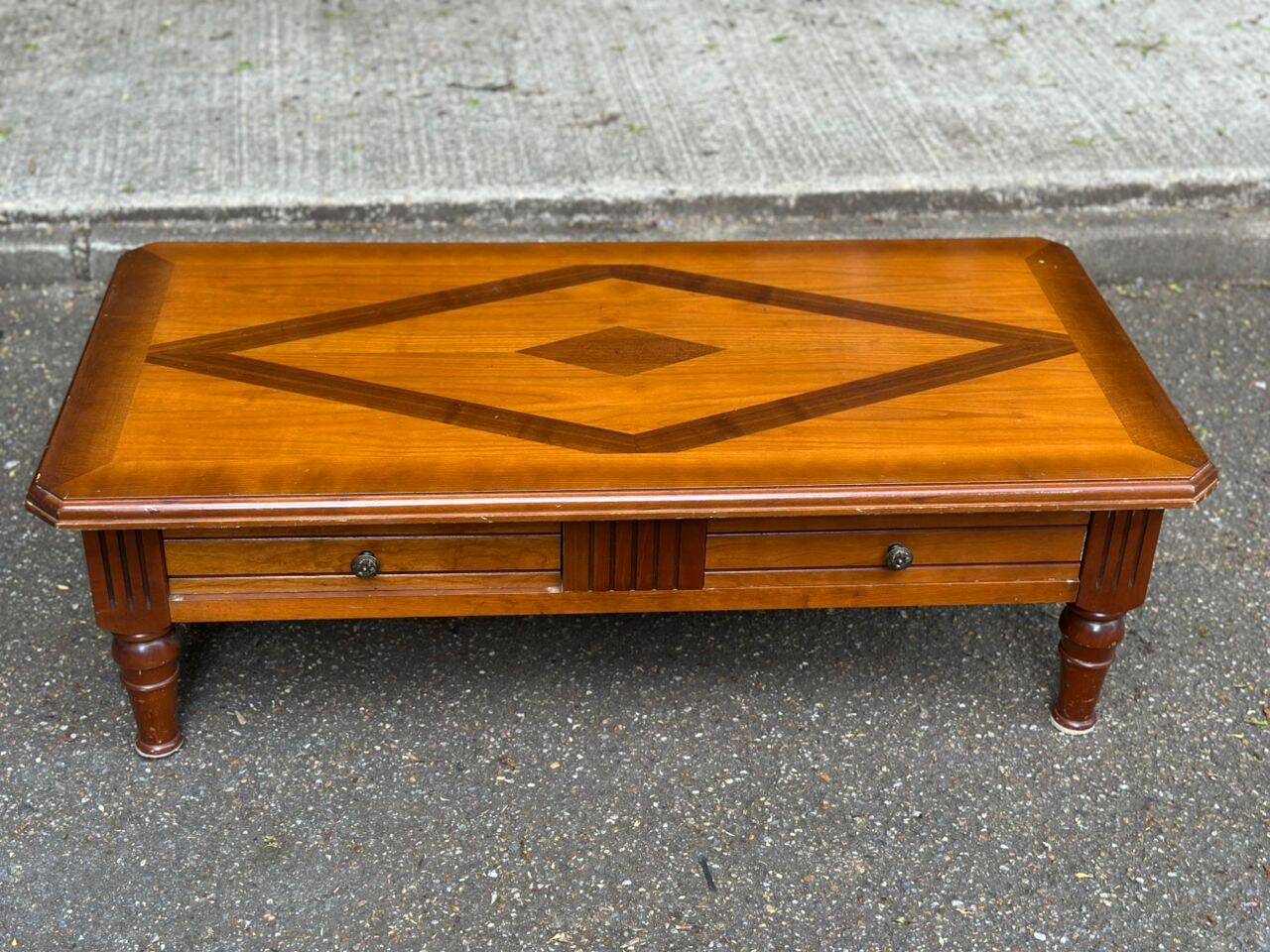 Table basse coloniale en bois massif avec 2 tiroirs