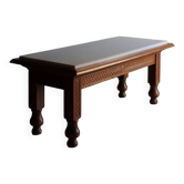 Table basse en chêne sculpté et marbre blanc