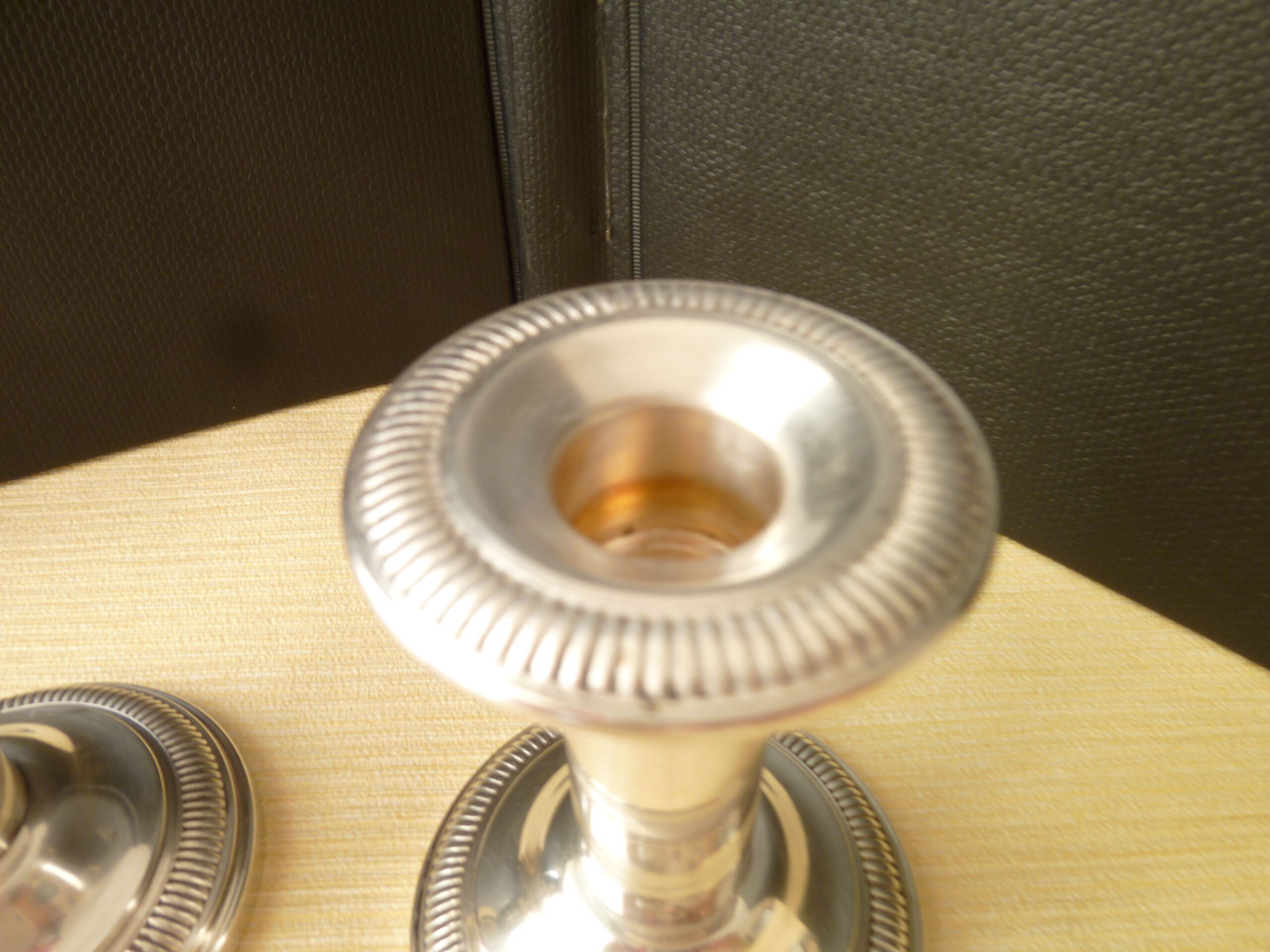 Set of 2 silver metal candlesticks decor with godrons
