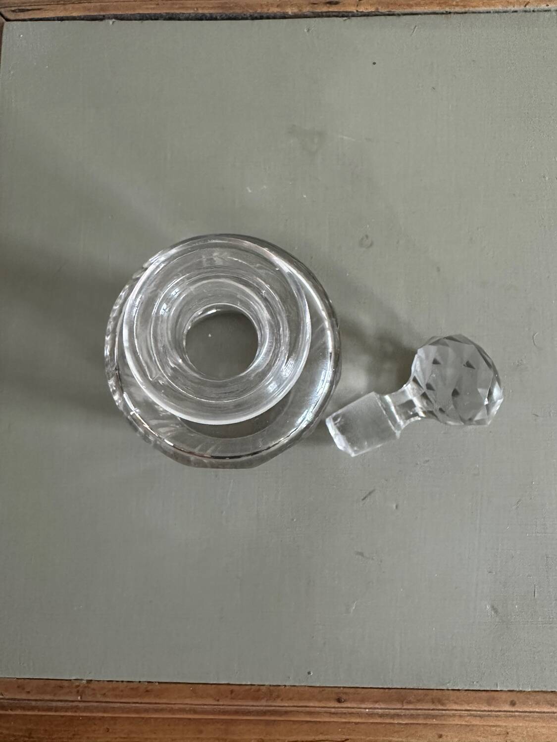 Glass bottle and its glass stopper
