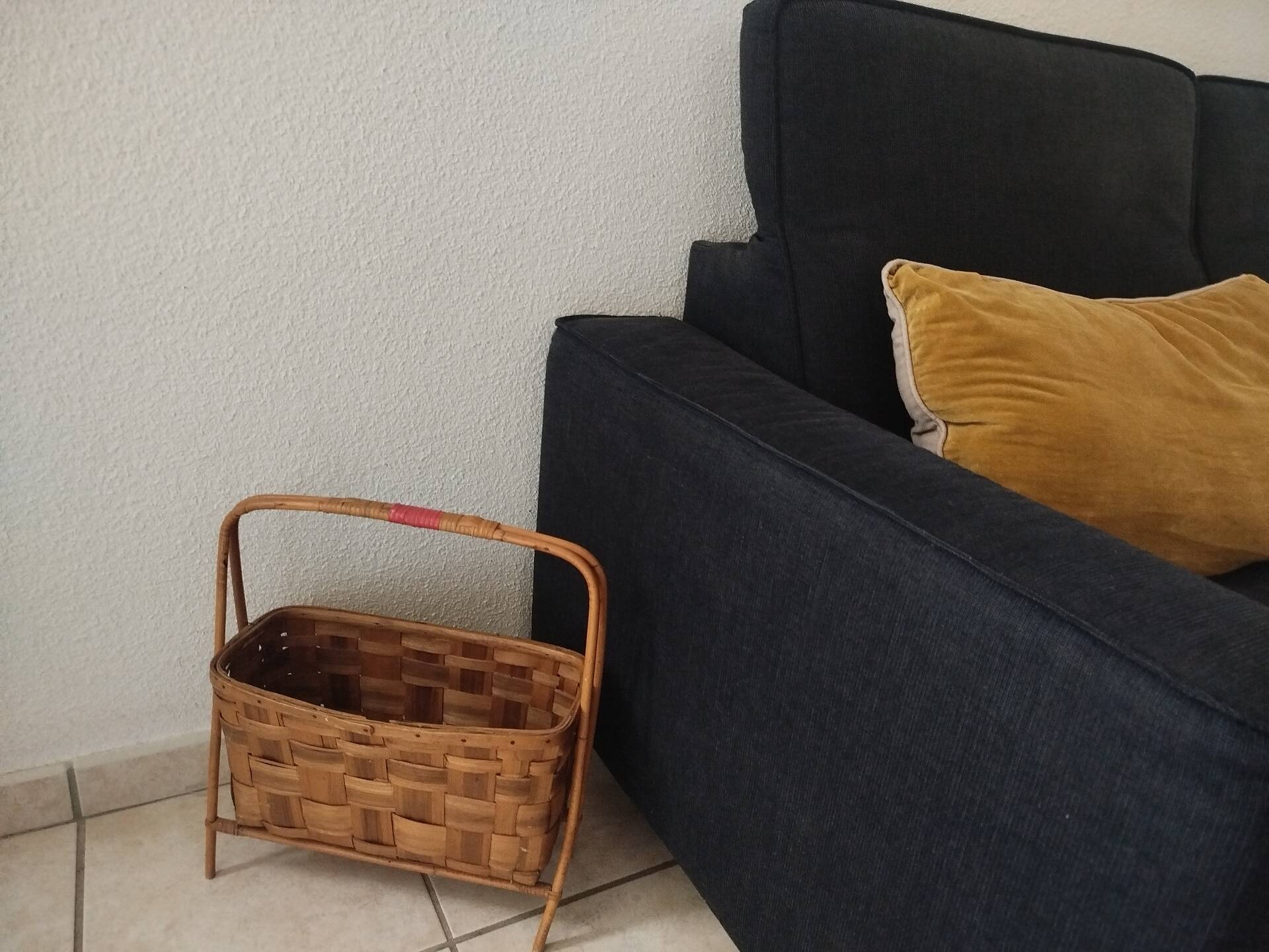 Vintage magazine rack in rattan/wood