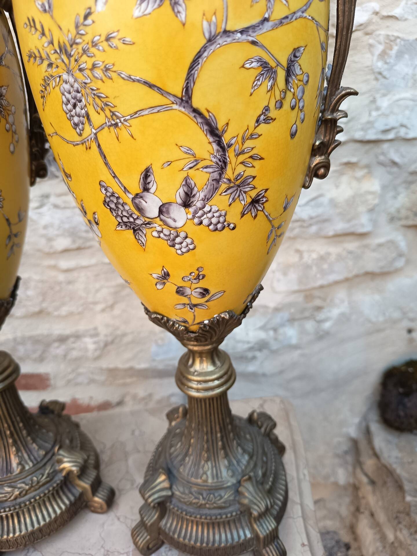 Paire de grands vases couverts - 60cm - faïence jaune