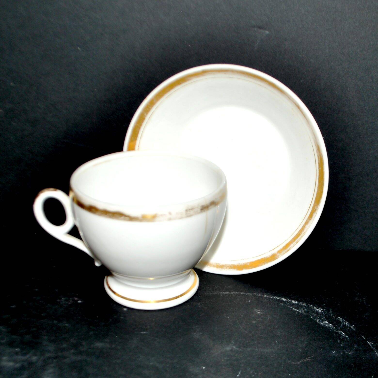Paris porcelain – Antique round cup in soft porcelain with gold trim.