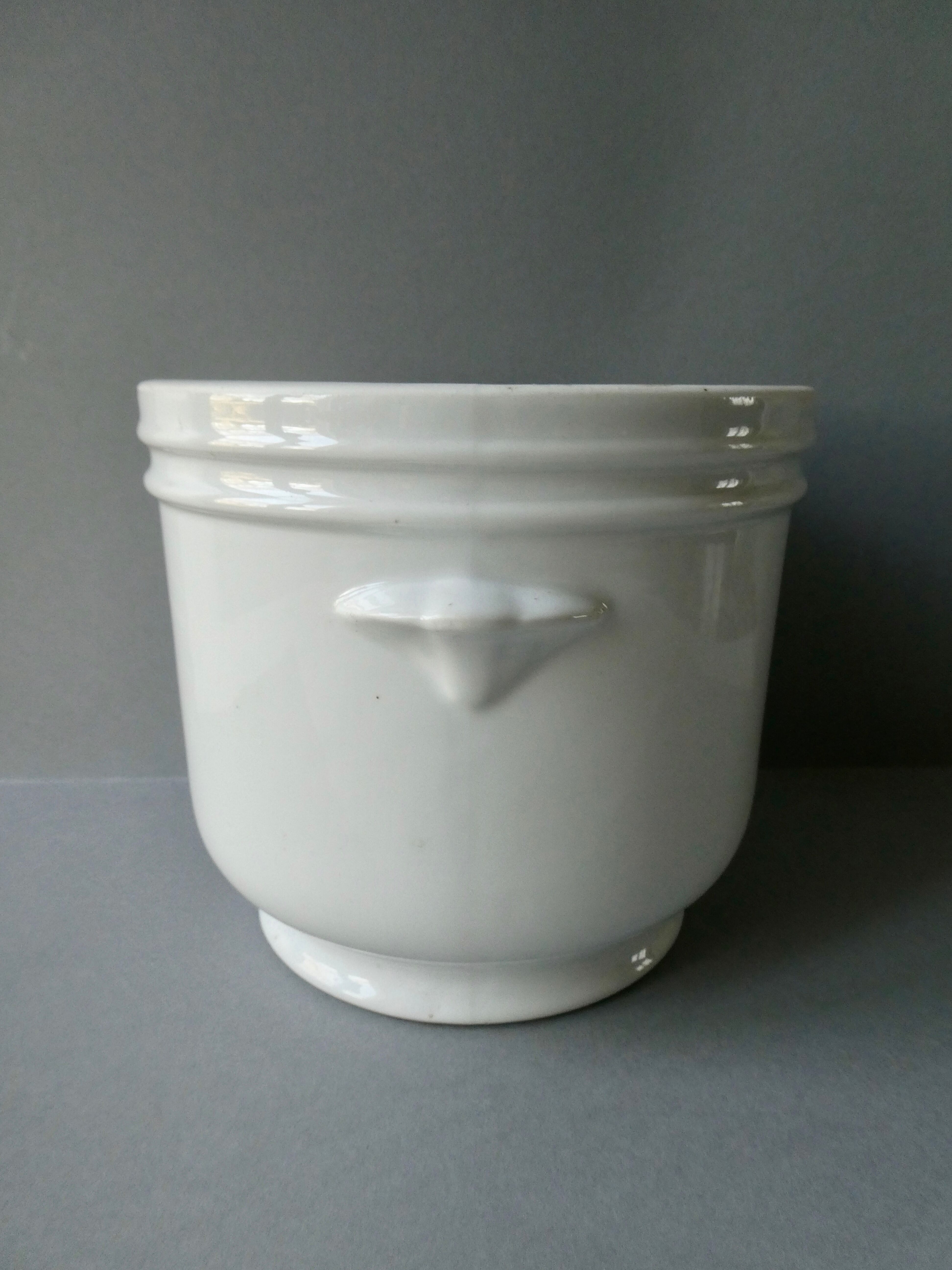 Cache pot en porcelaine blanche