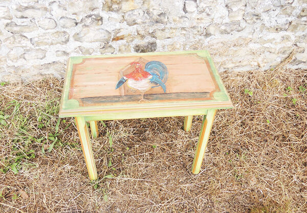 Ancienne petite table d’appoint en bois massif peint main, décor coq