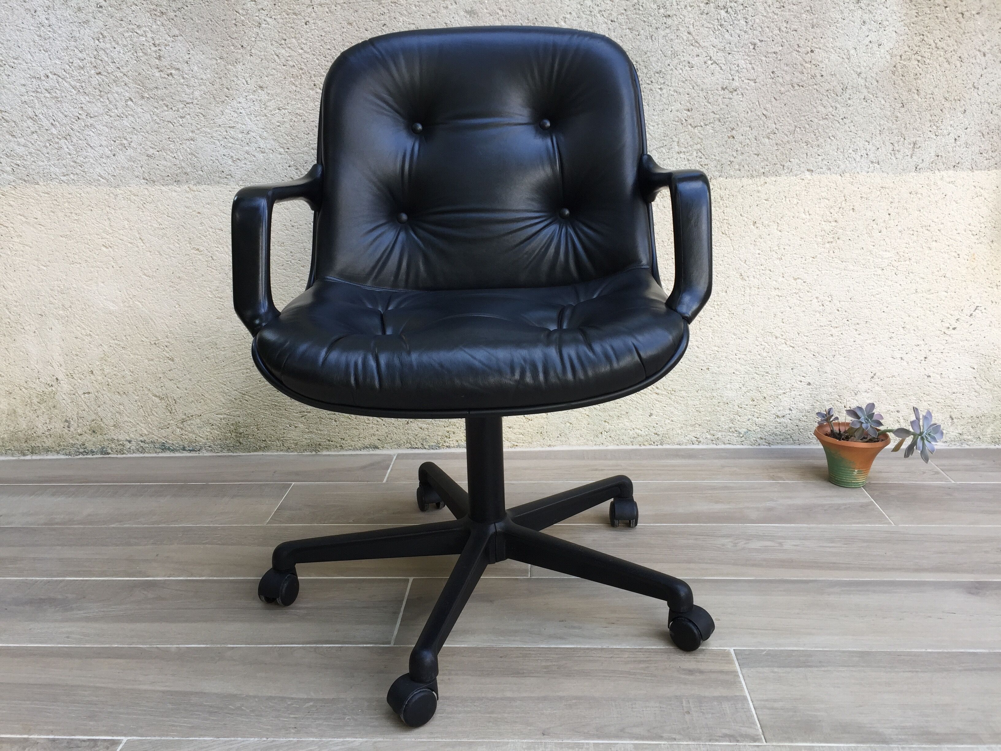 Comforto leather armchair by Mobilier international