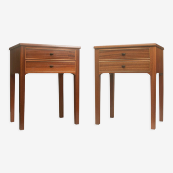 Paire de tables de chevet avec deux tiroirs