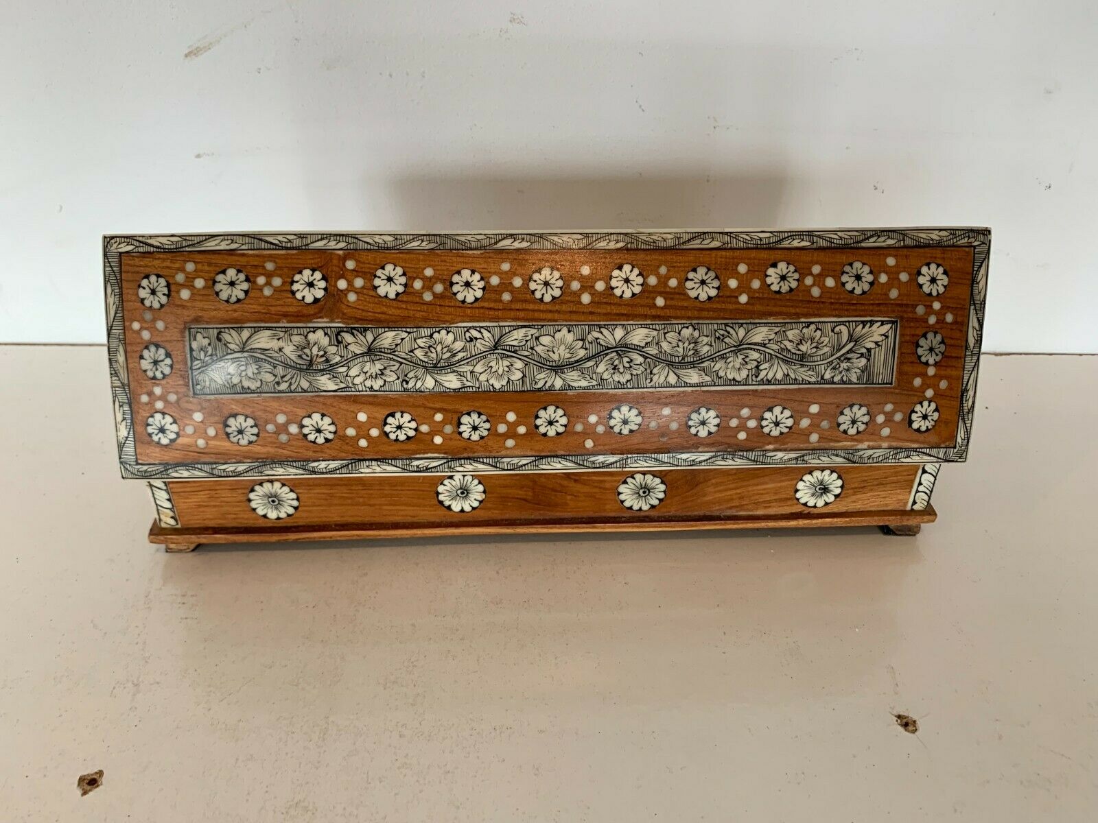 Natural wood plumier box decoration in inlay of bone marquetry