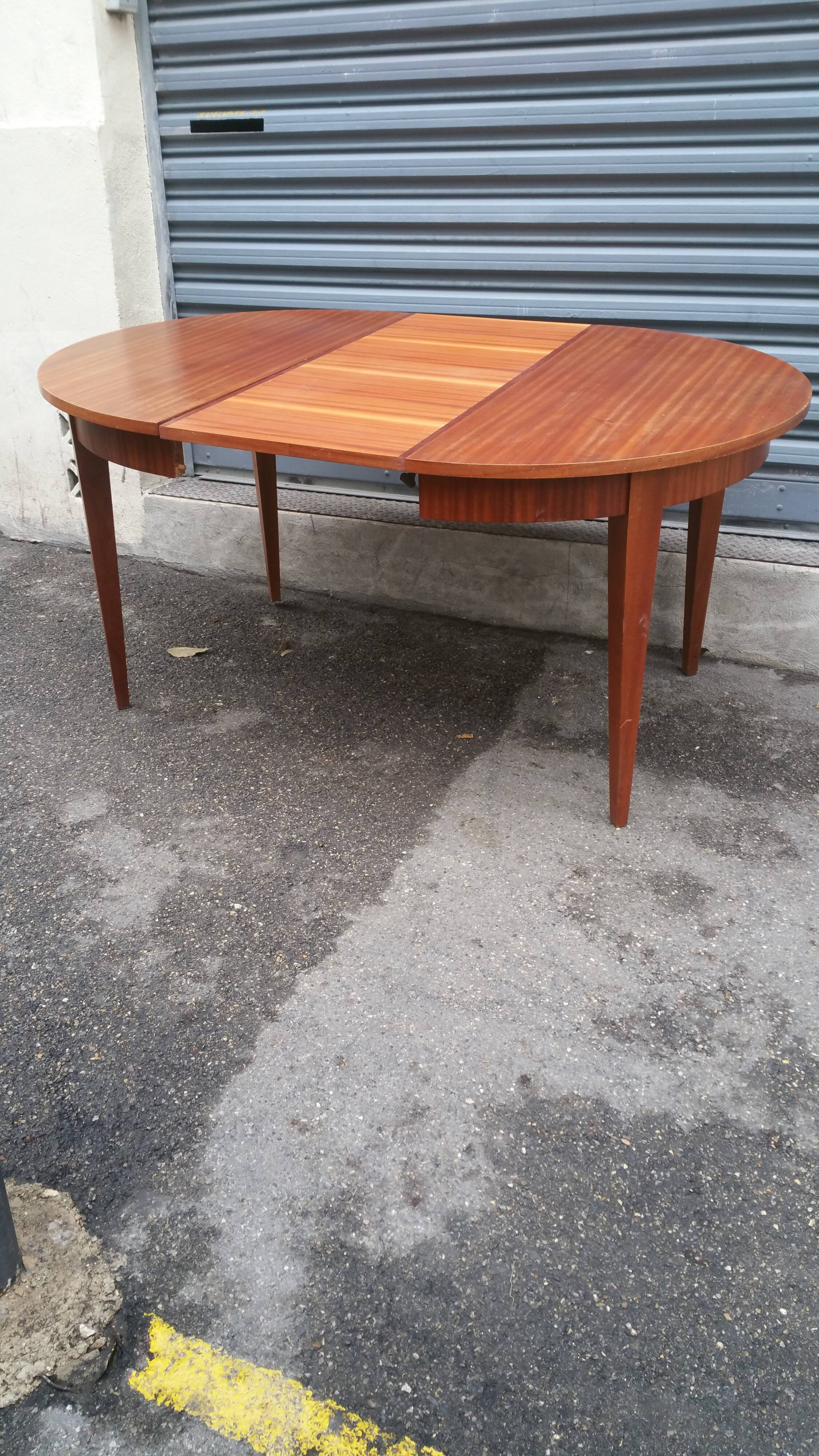 Table scandinave
