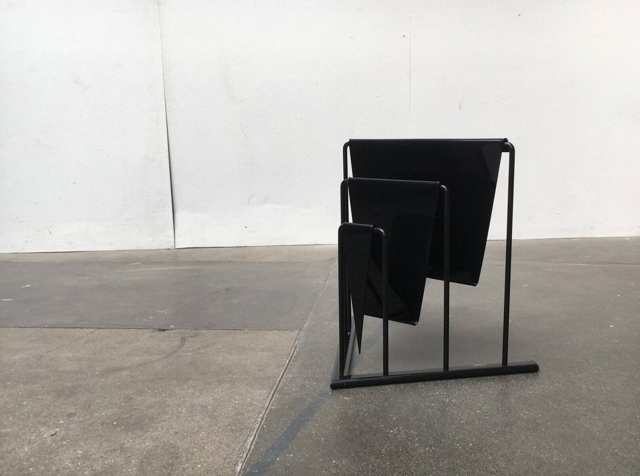 Postmodern vintage magazine rack by Markus Börgens for D-Tec, 1980s.