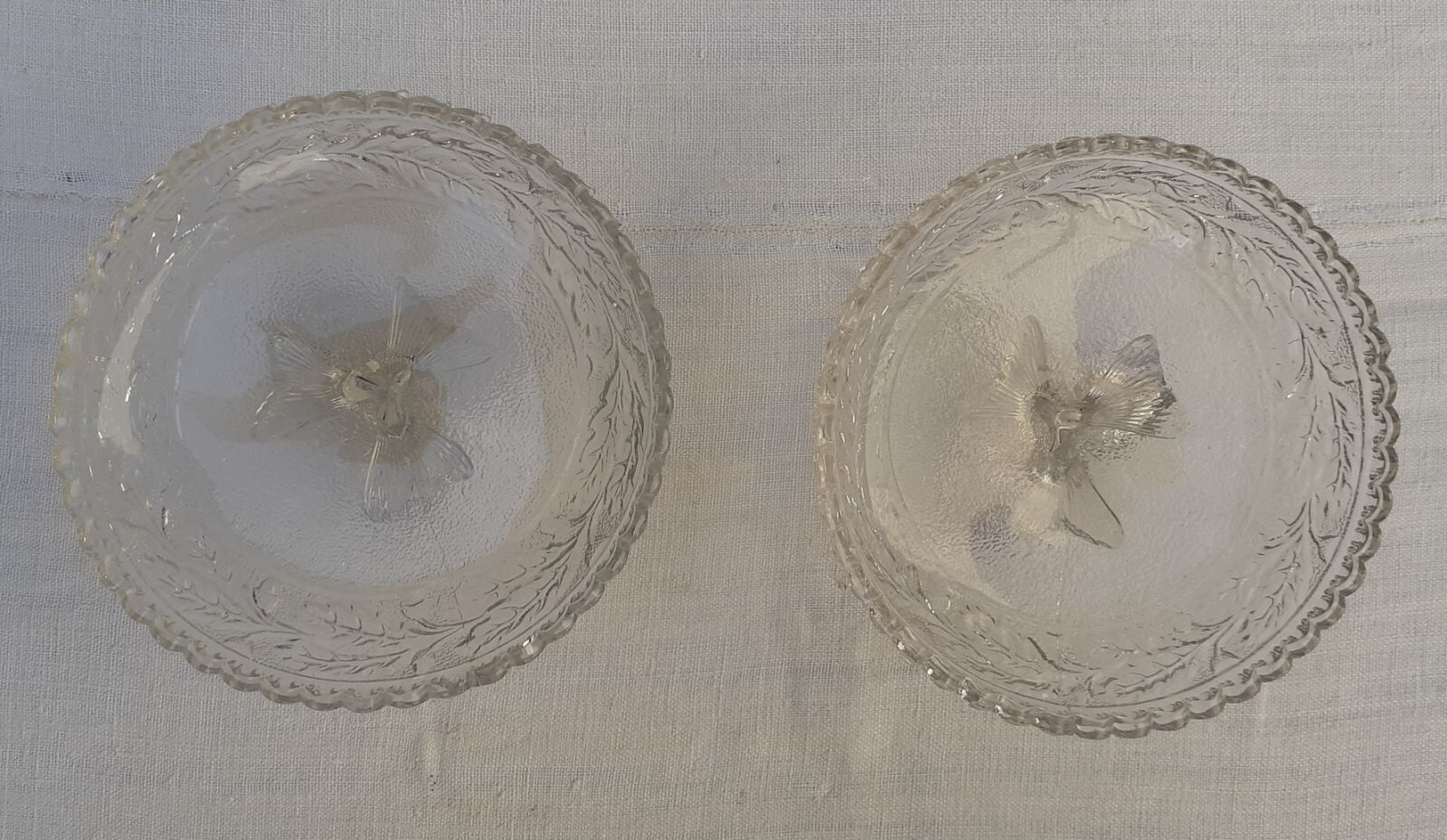 Paire de coupes en verre décor dauphins