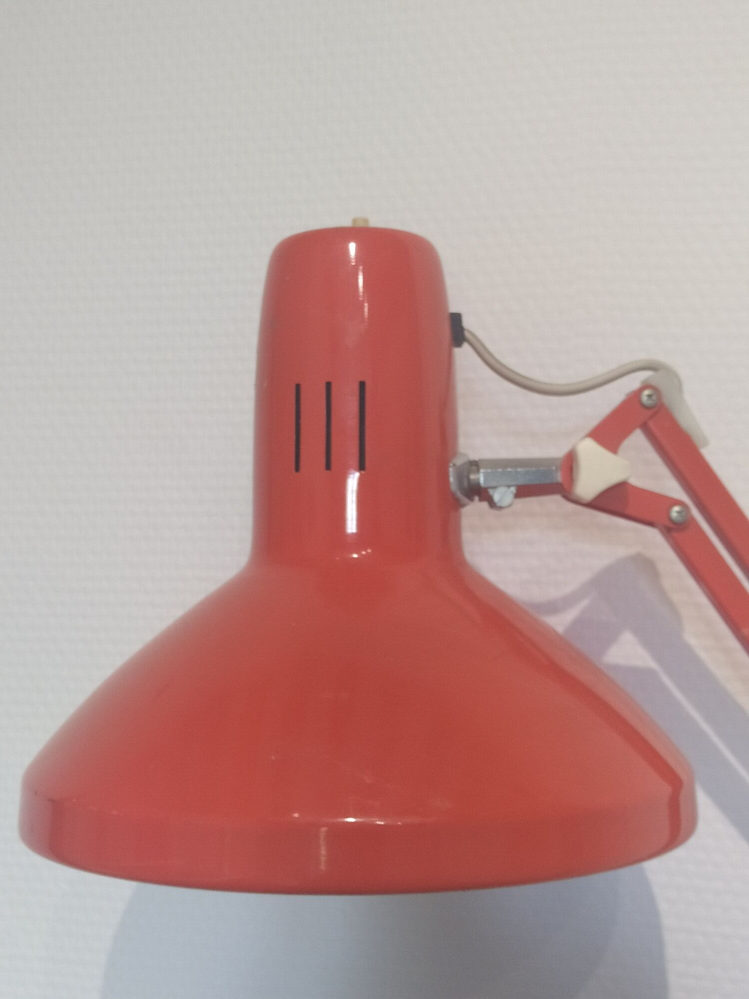 Articulated desk lamp orange ledu scandinavian design suedois