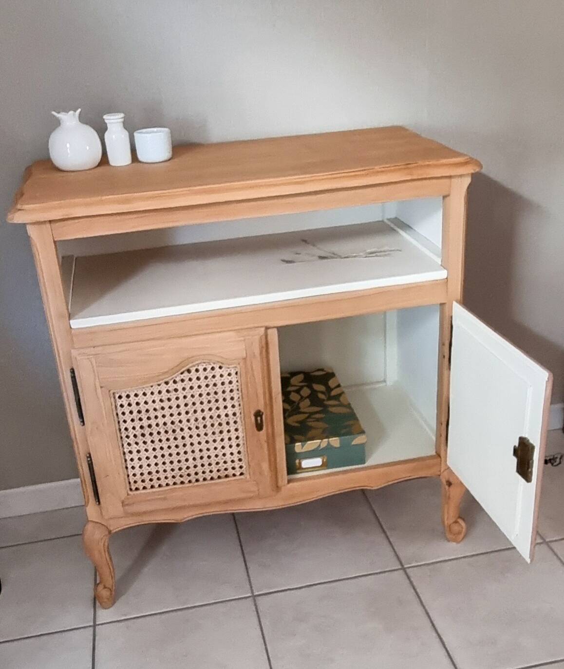 Cane furniture in the Louis XV style