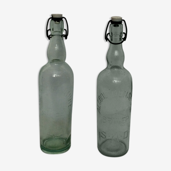 Deux anciennes bouteilles ,alcool dénature à brûlé ,S.A.D 1 litre    Hauteur -35cm- diamètre -8cm-