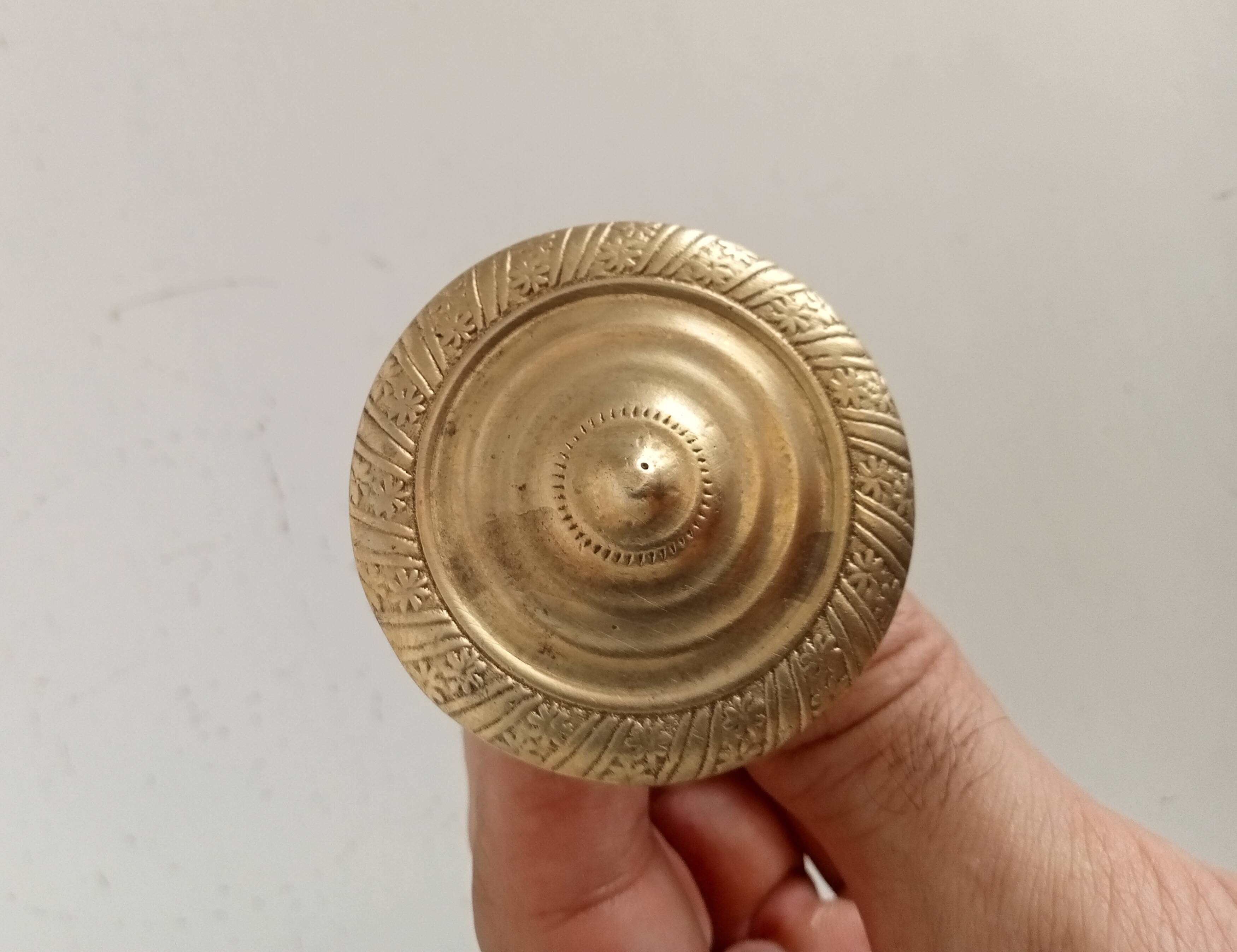 Empire furniture knob in gilded brass, 19th century.