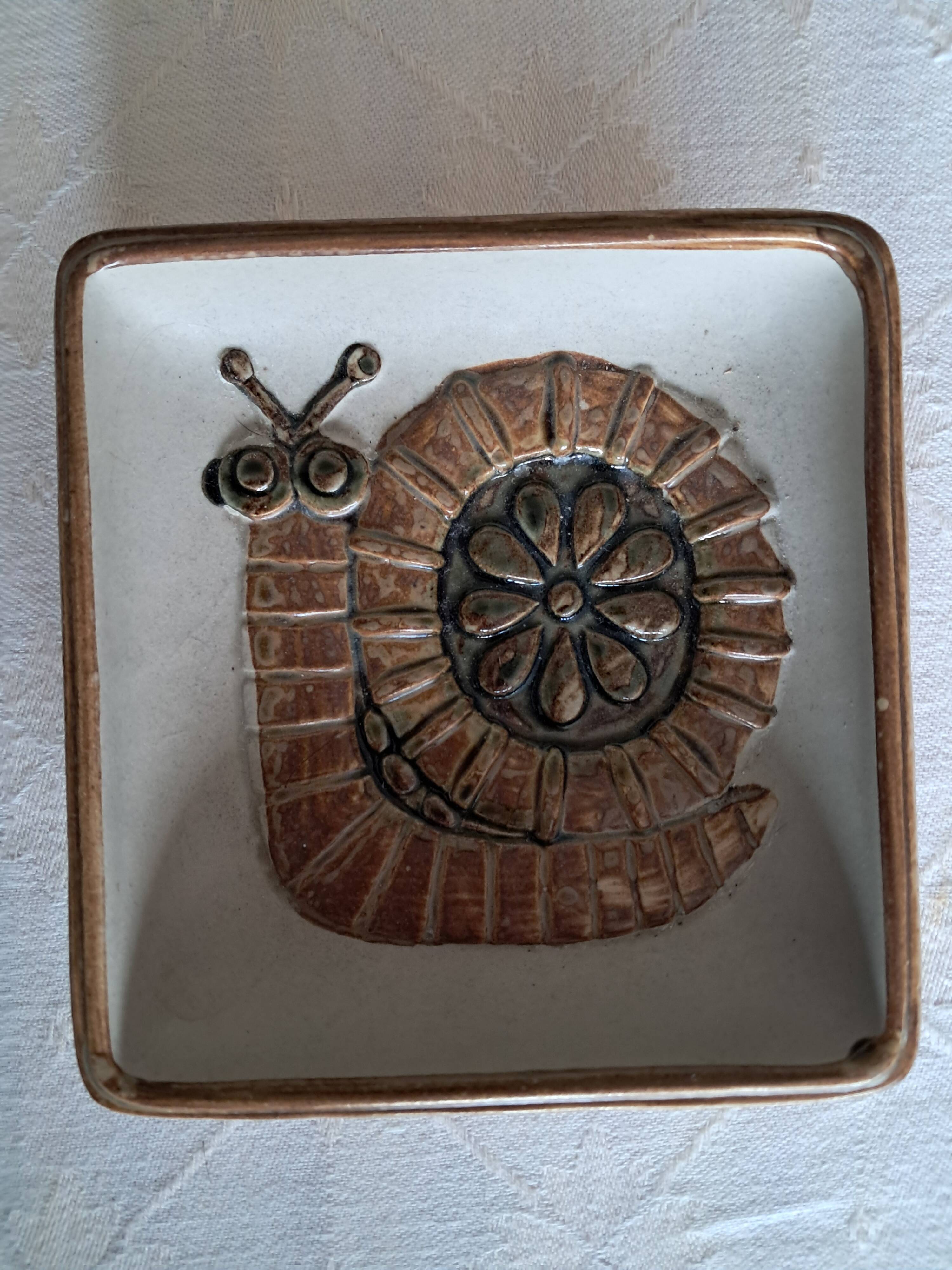 Very original vintage catchall featuring a snail.