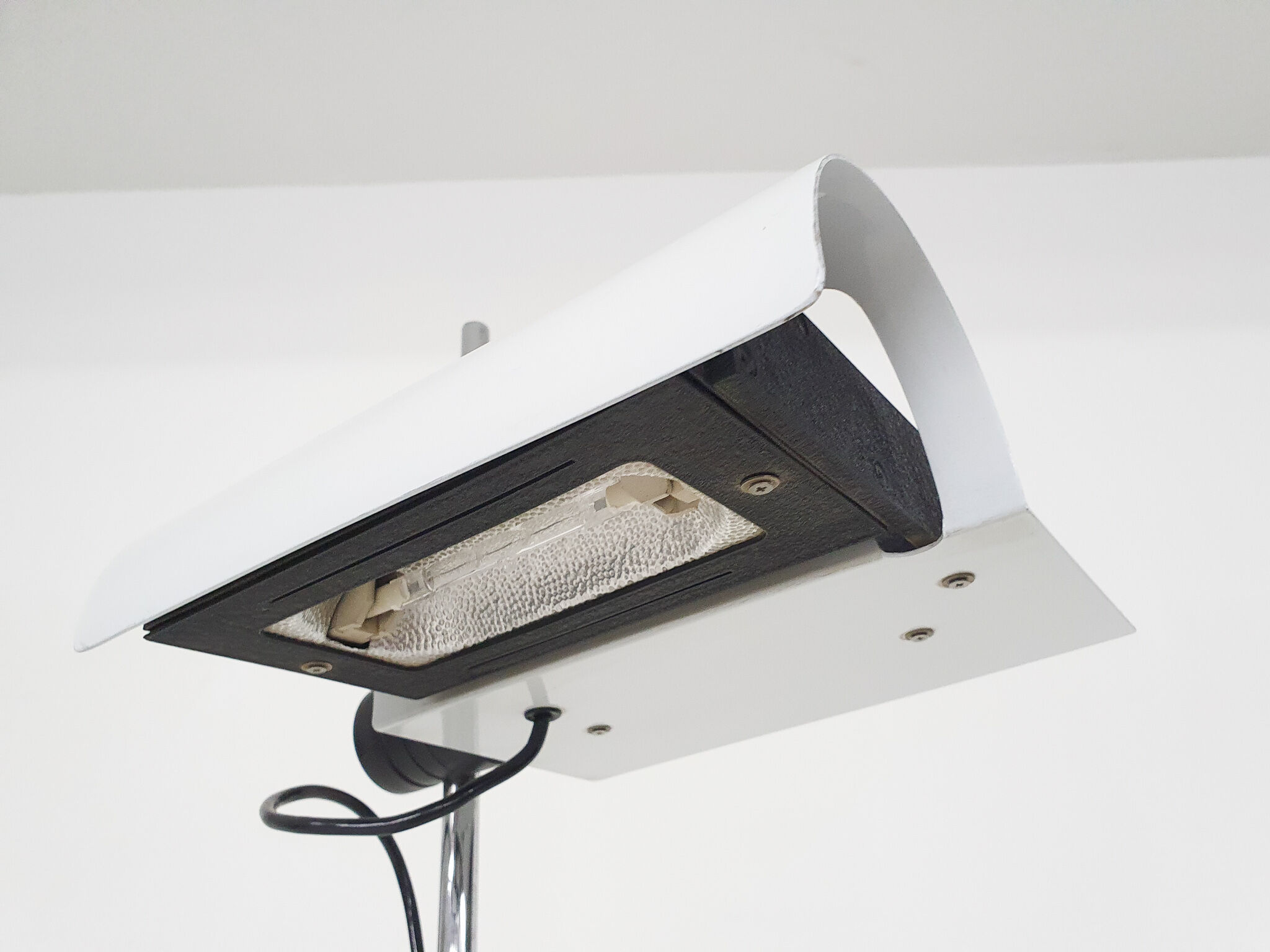 White metal design floor lamp, Italy 1980