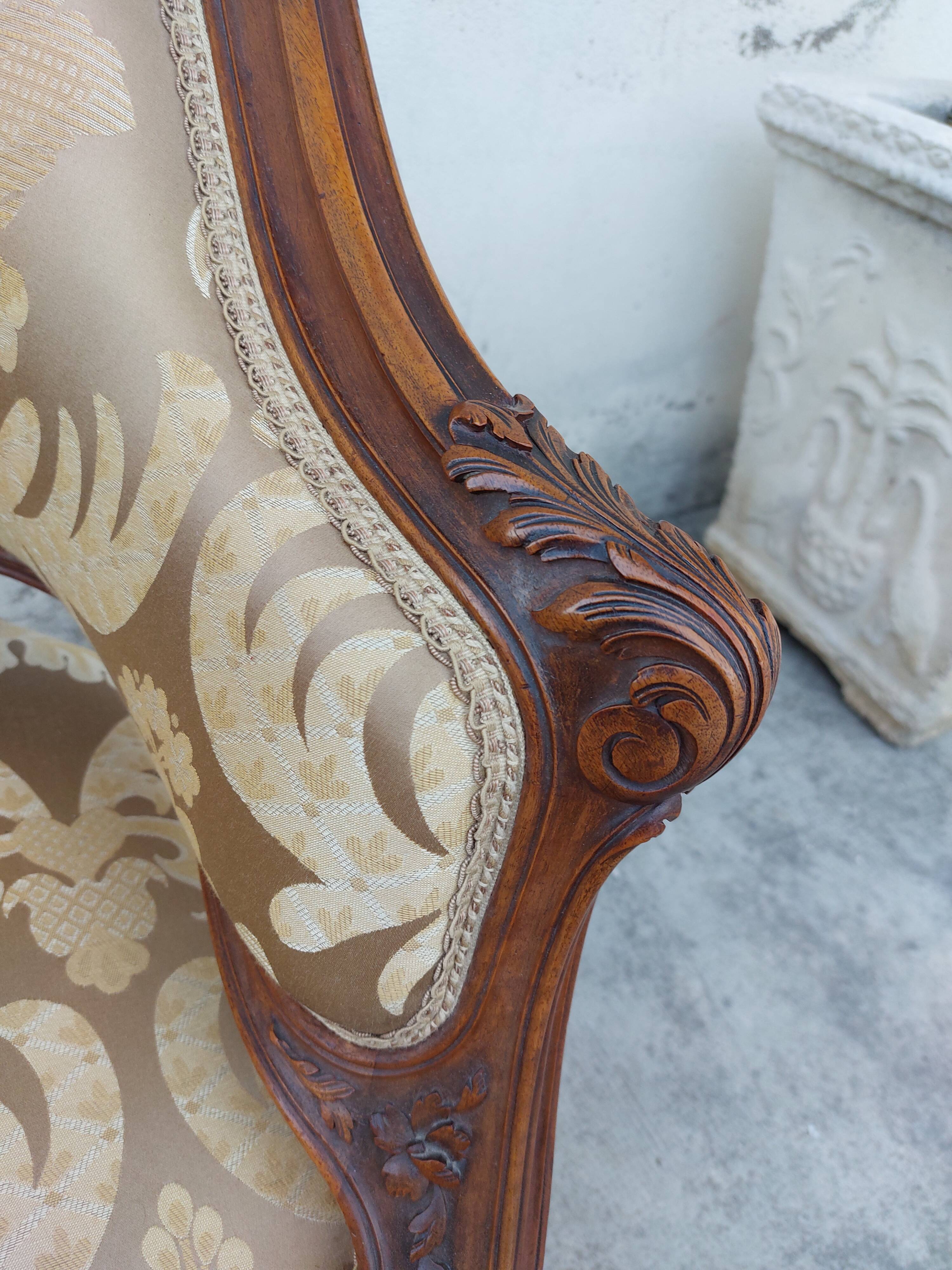 Fauteuil bergère louis XV en Noyer sculpté