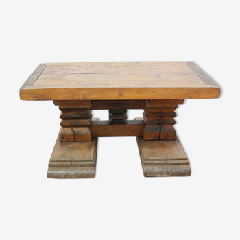 Table basse brutaliste en orme