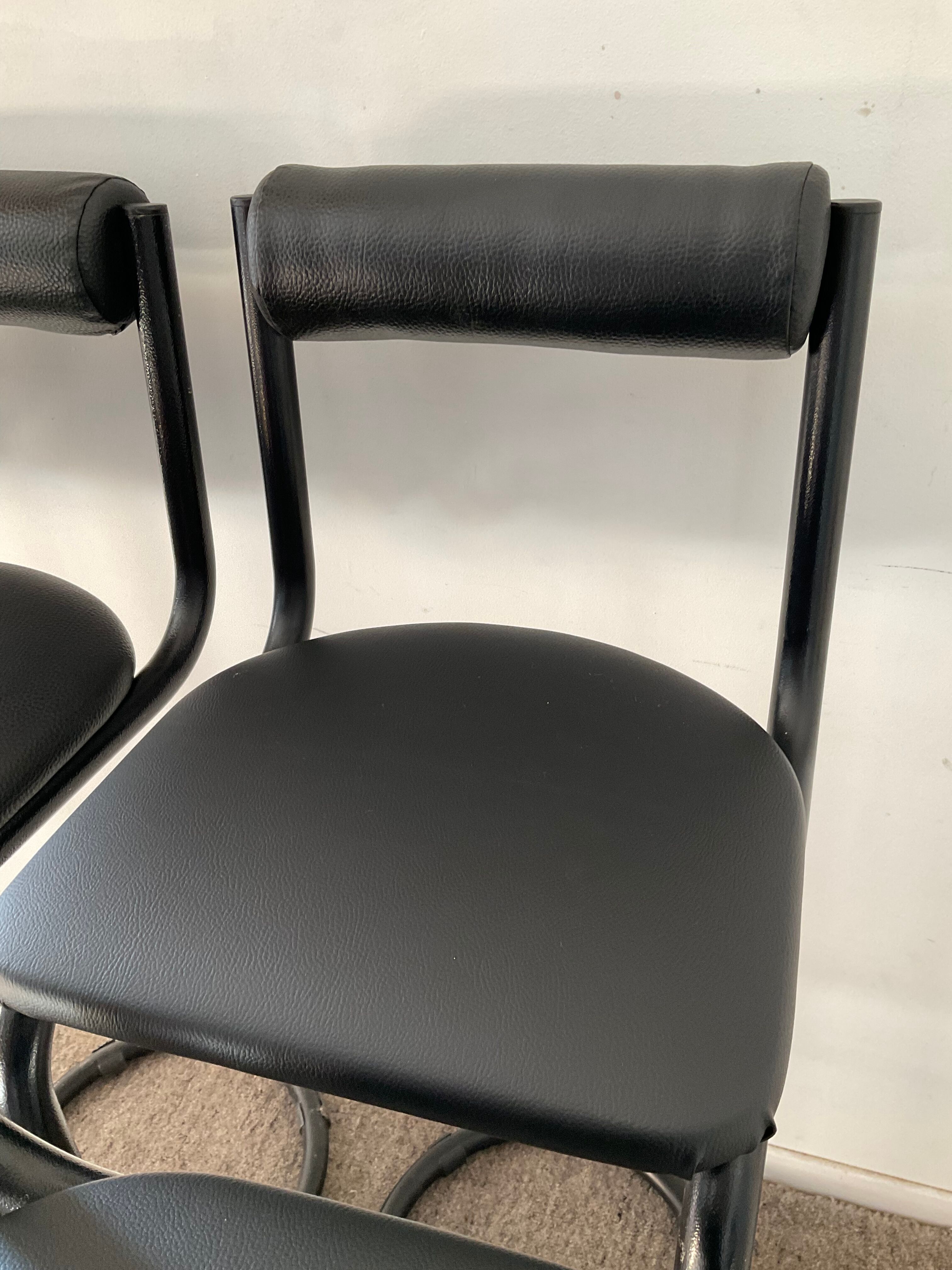 Série de 6 tabourets tubulaire et skaï, années 70- 80