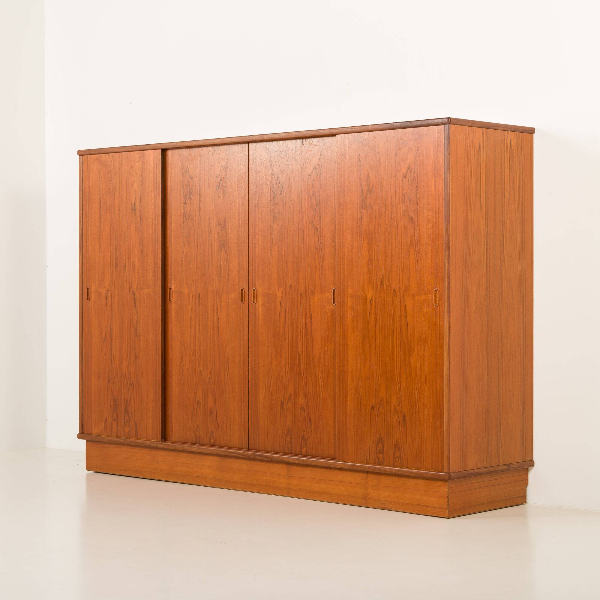 Armoire en teck danoise grande des années 1960.