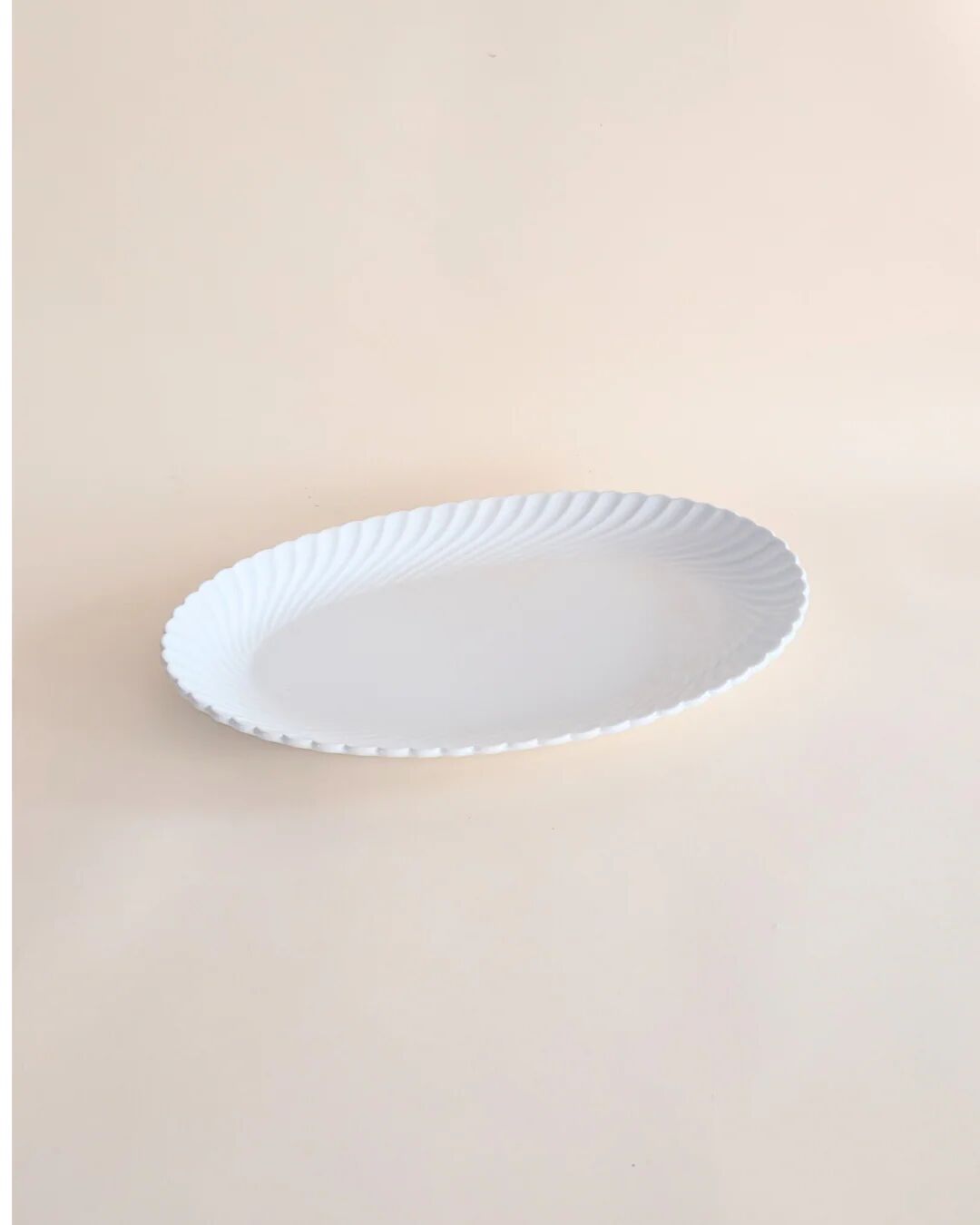 White ceramic twisted dinnerware set