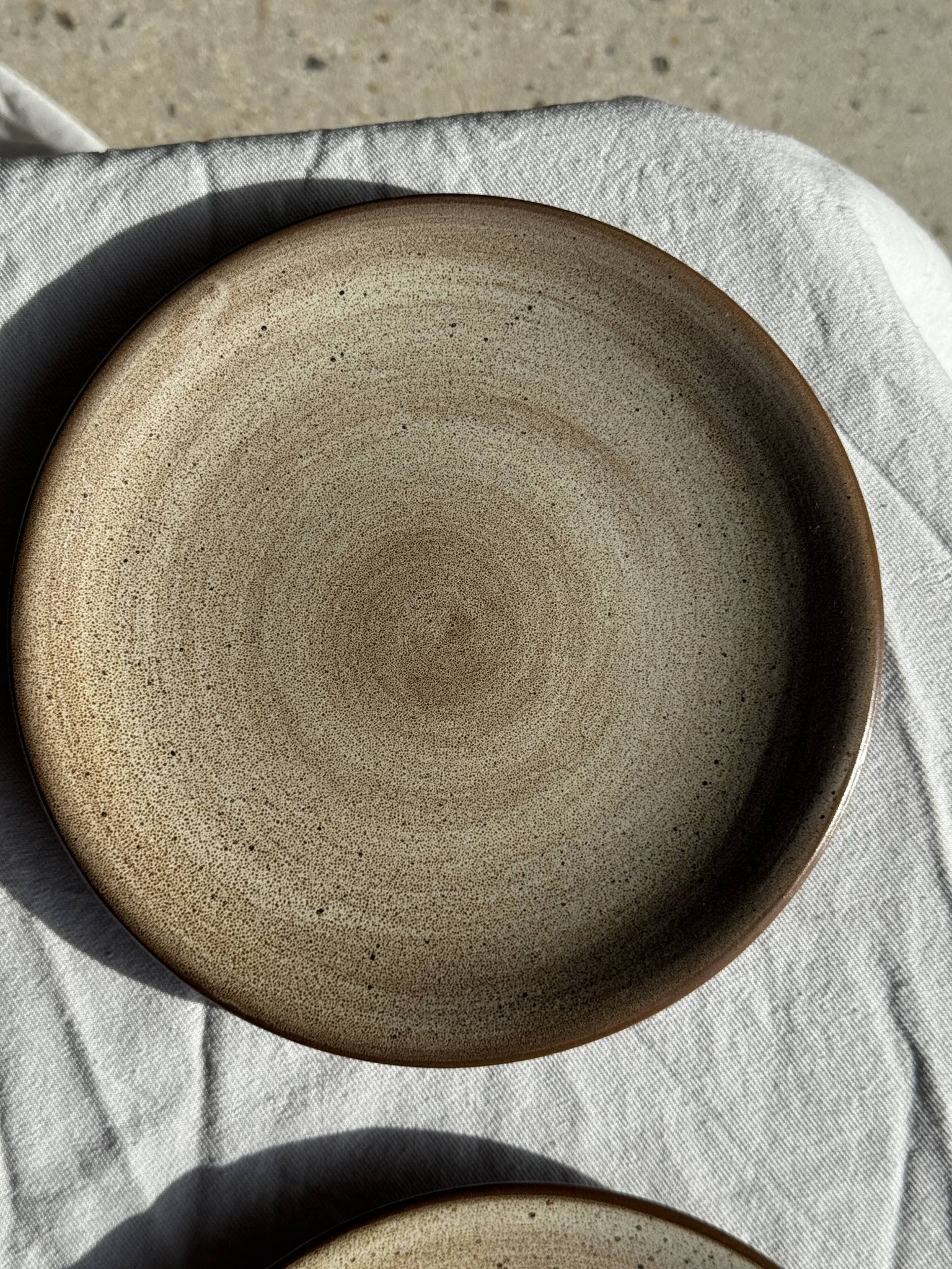 Lot de 6 assiettes à dessert vintage en grès brun