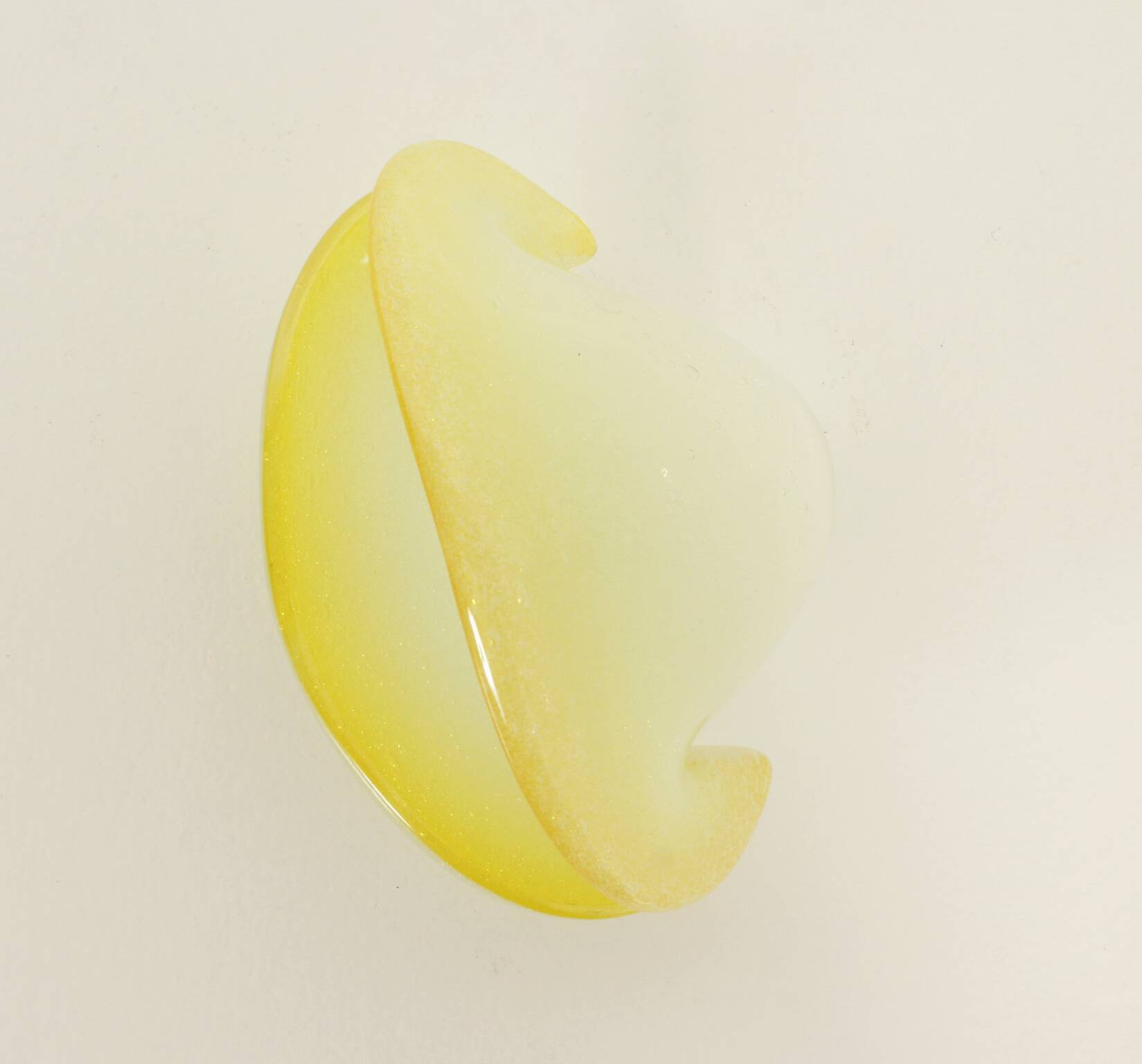 Bowl in the shape of a shell made of pulegoso Murano glass, Italy, 1960s.