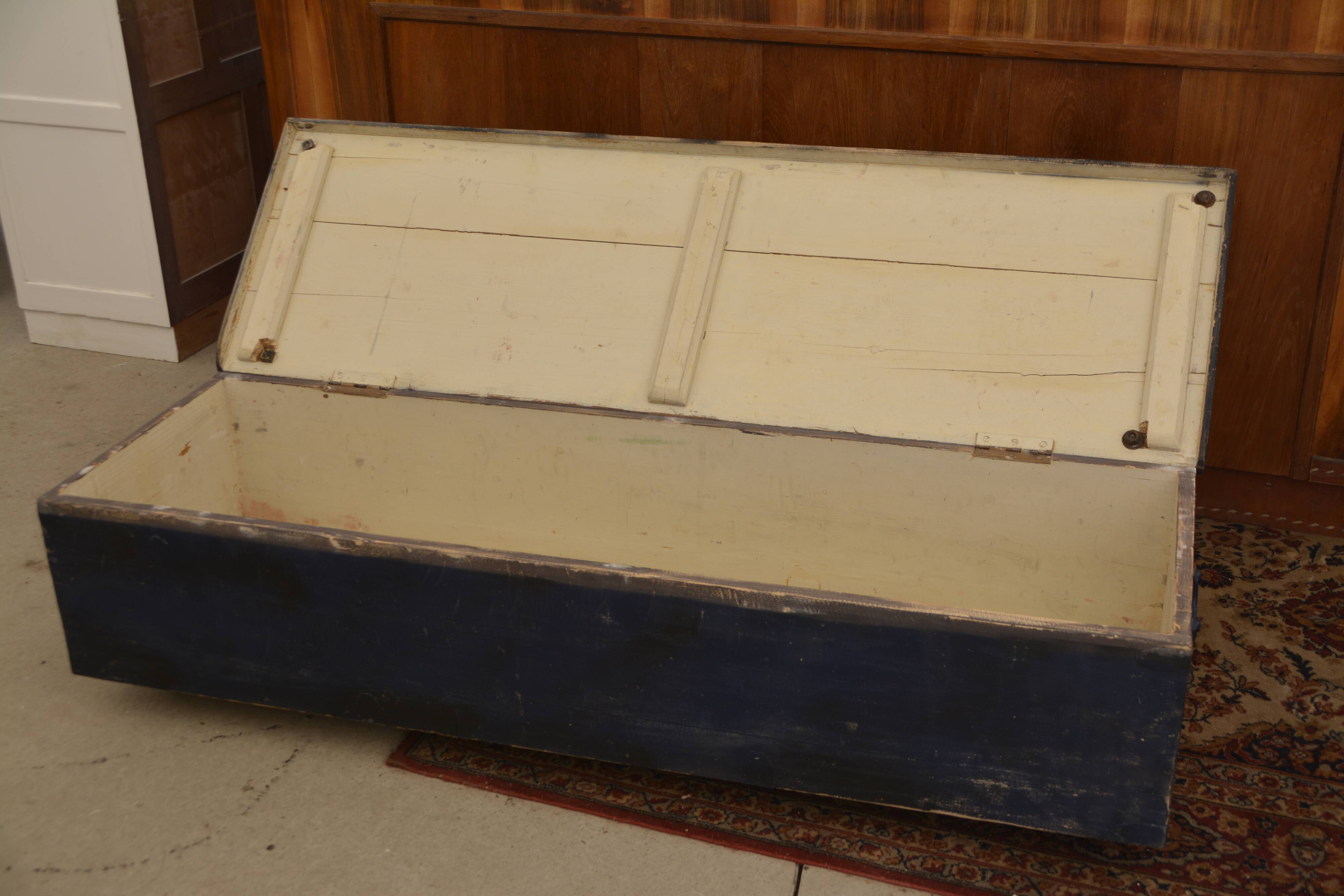 Carriage style chest bench