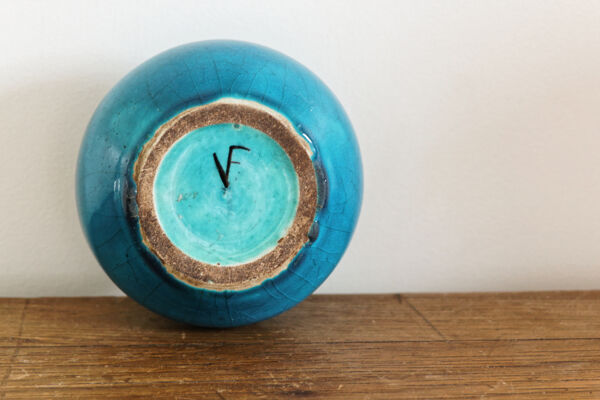 Vase oignon en terre cuite vernissée, signé