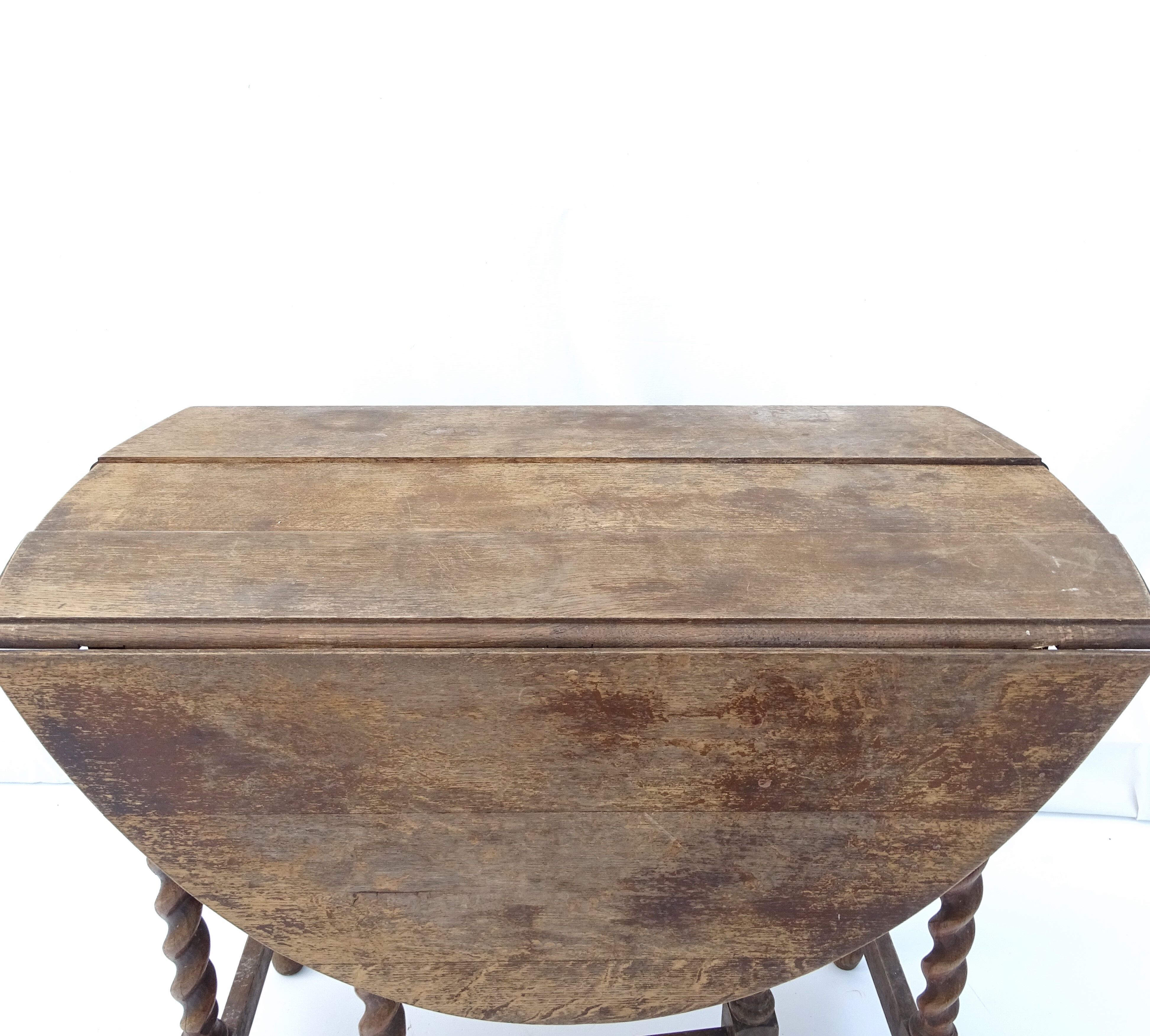 Table get leg in waxed oak.