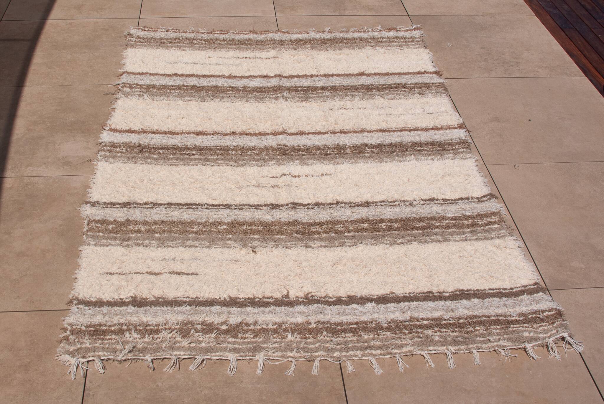 Double-thickness handmade rug made from recycled cotton