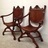 Paire de fauteuils anciens curules dit Dagobert en bois sculpté