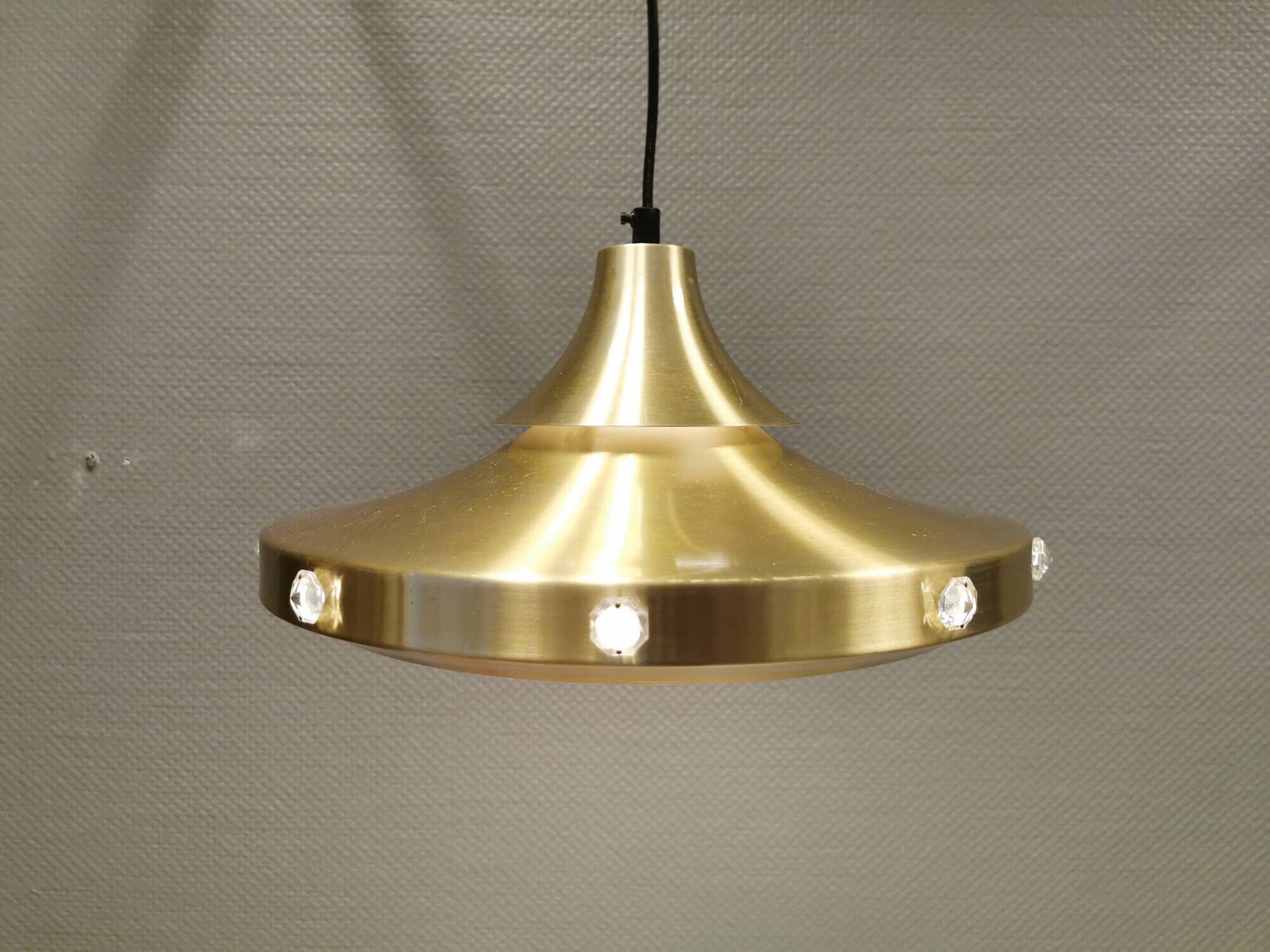 Danish Hanging lamp from the 80s in gold-coloured aluminium with hard-pressed plastic bottom grid an