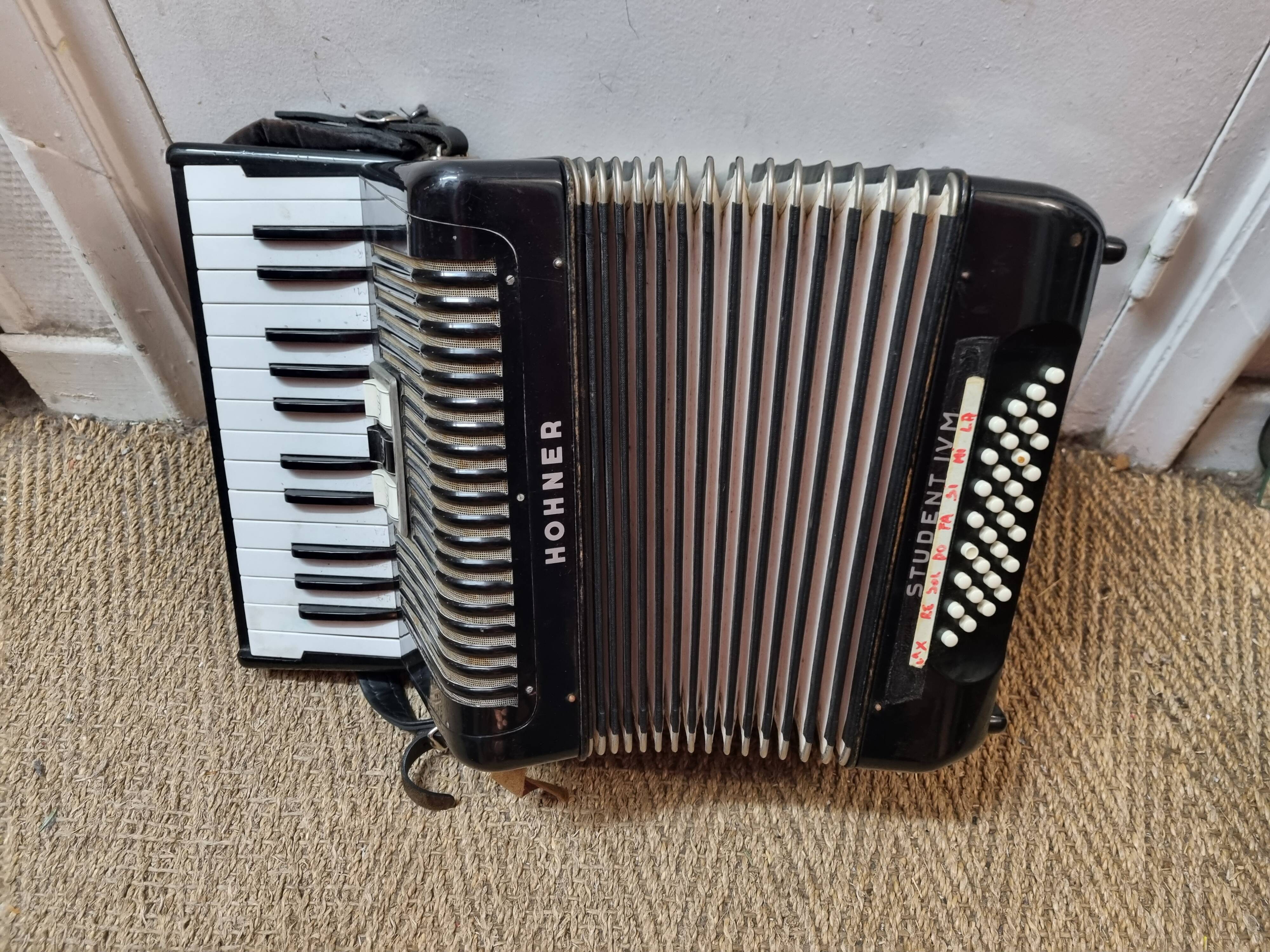 Hohner Black Student IV M Accordion