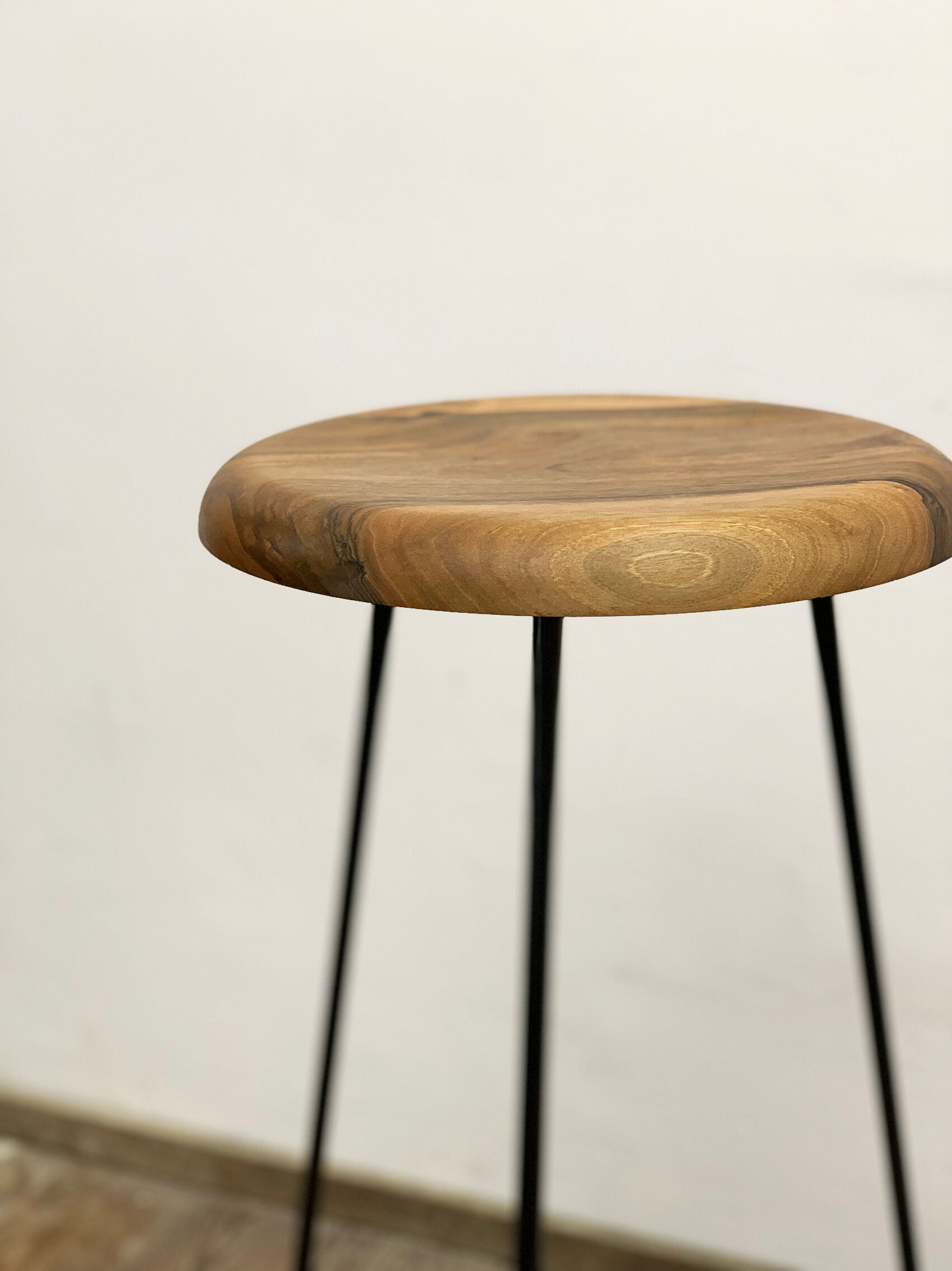 Bar stool in steel and walnut