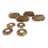 Boutons de porte et rosaces dorées