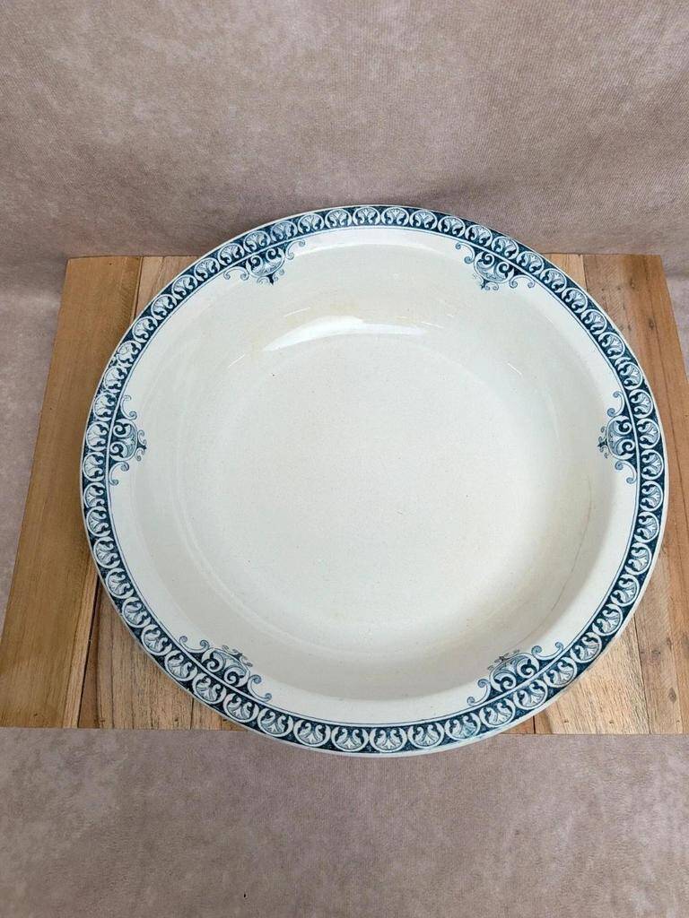 Shallow dish Terre de Fer St Amand model Andrinople